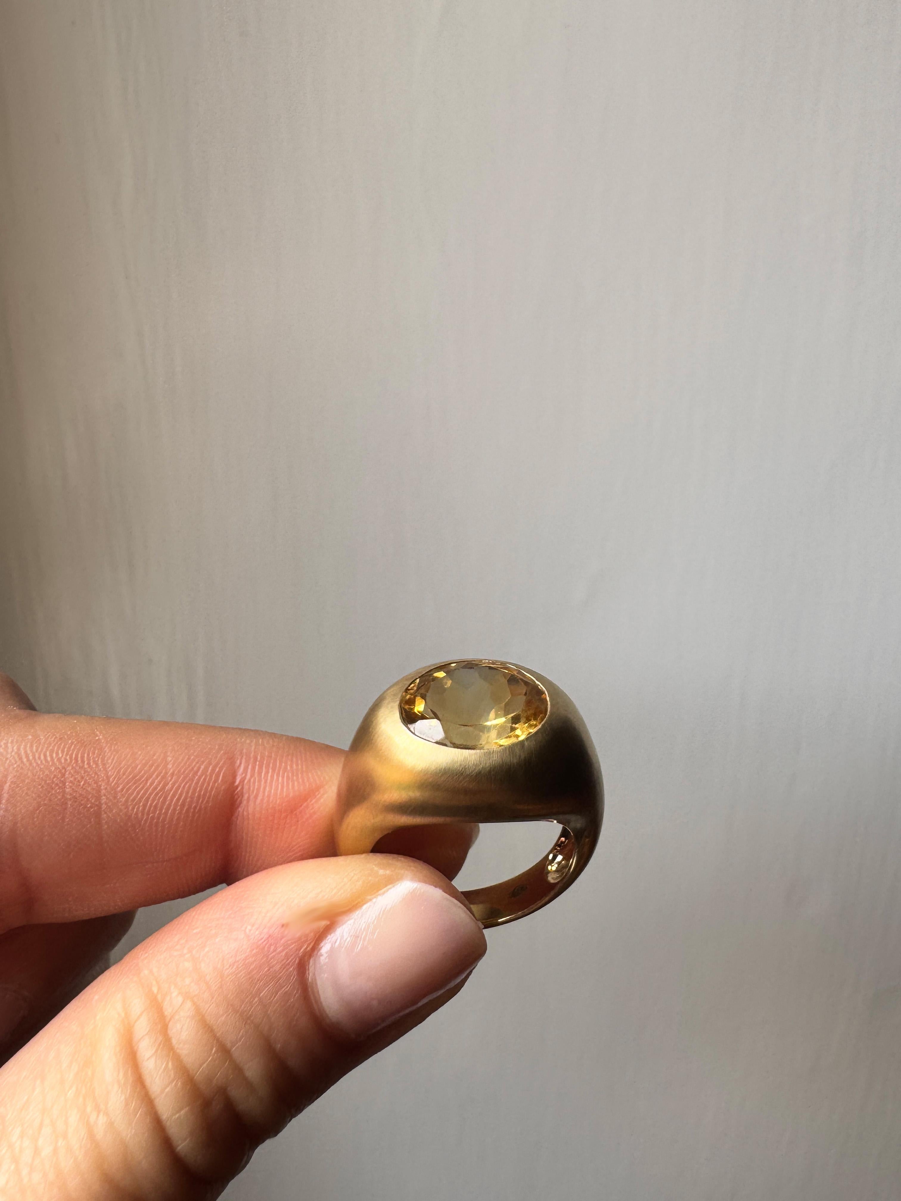 Moderne Bagues de cocktail à dôme ovale en or jaune 18K satiné par Rossella Ugolini Made in Italy en vente