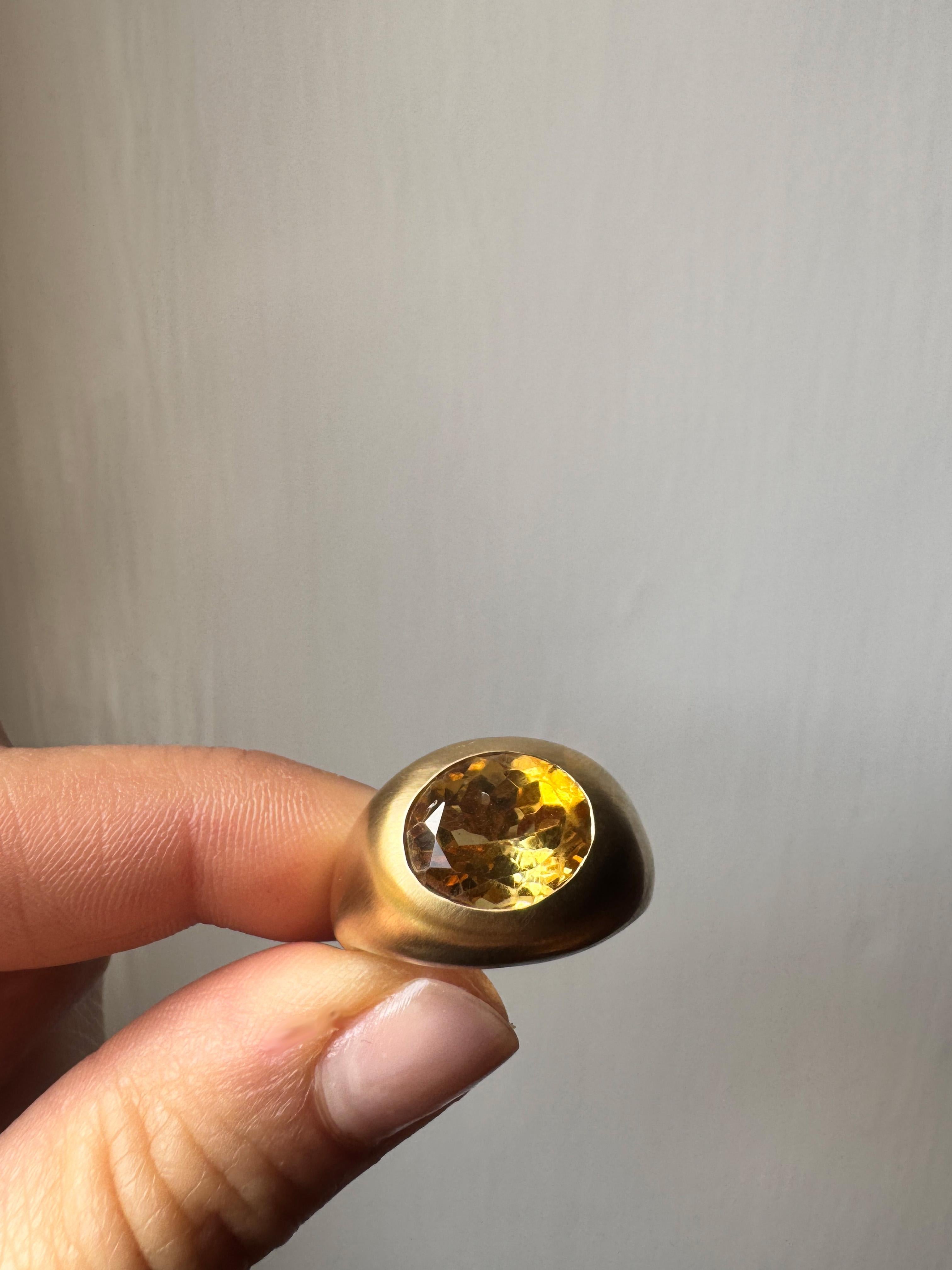 Taille ovale Bagues de cocktail à dôme ovale en or jaune 18K satiné par Rossella Ugolini Made in Italy en vente