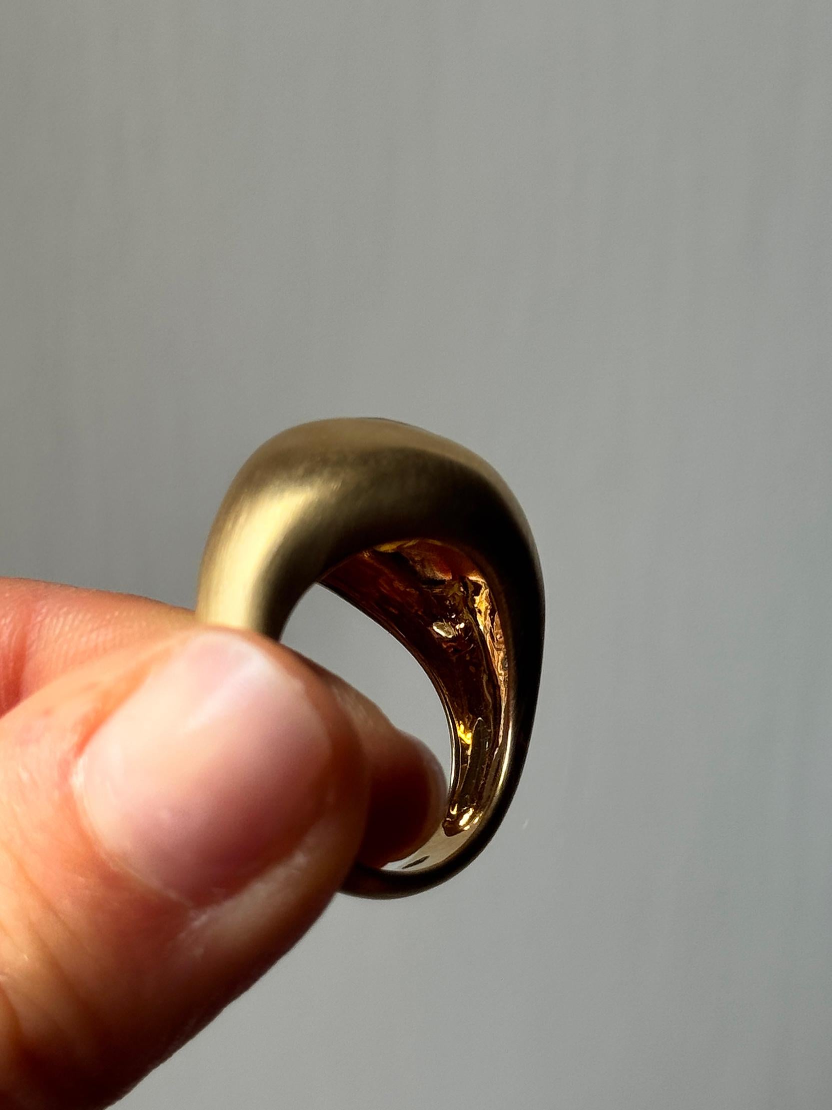 Bagues de cocktail à dôme ovale en or jaune 18K satiné par Rossella Ugolini Made in Italy Neuf - En vente à Rome, IT