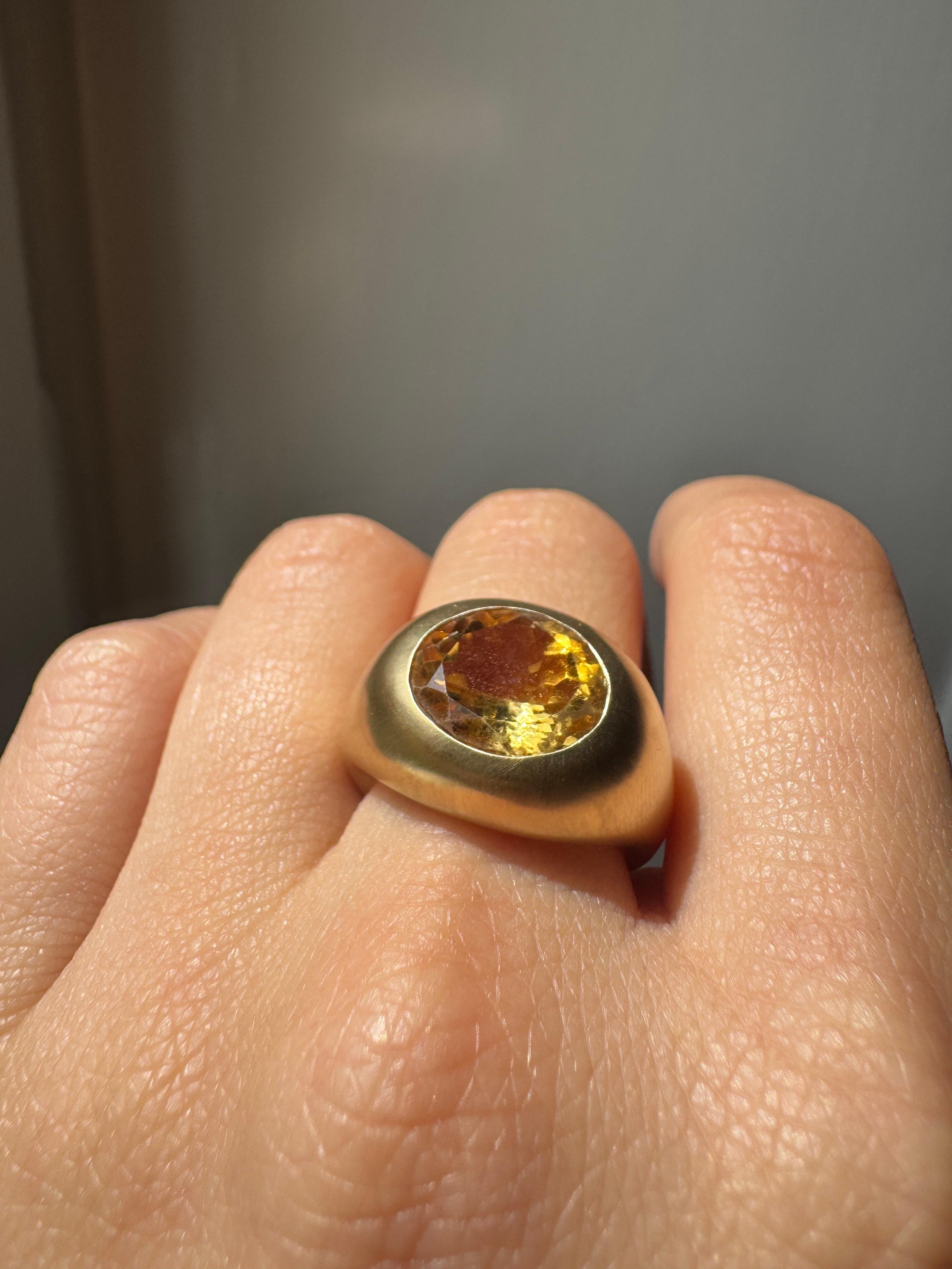 Bagues de cocktail à dôme ovale en or jaune 18K satiné par Rossella Ugolini Made in Italy Unisexe en vente
