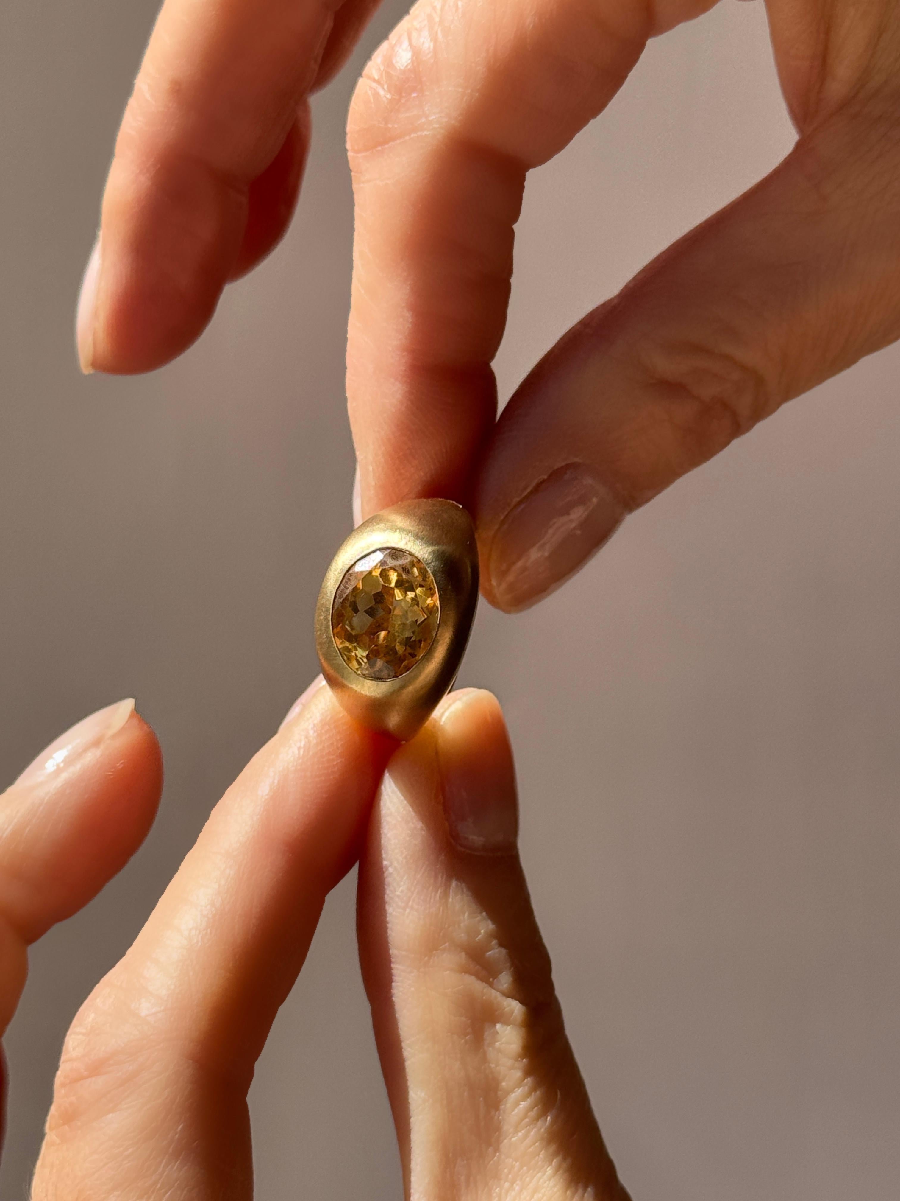Bagues de cocktail à dôme ovale en or jaune 18K satiné par Rossella Ugolini Made in Italy en vente 3