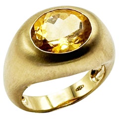 Anillos de cóctel de cúpula ovalada satinada de oro amarillo de 18 quilates de Rossella Ugolini Made in Italy