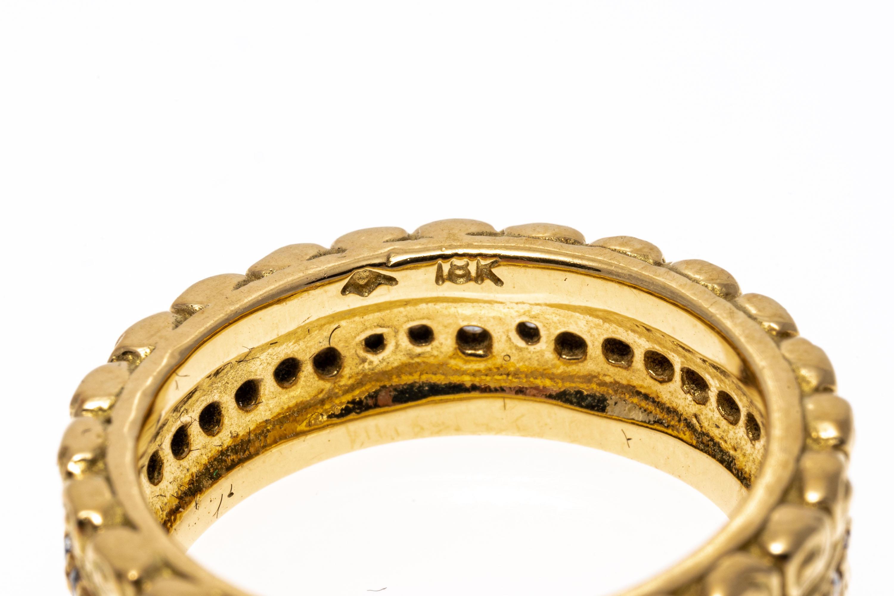 bague en or jaune 18k. Cette magnifique bague en or jaune est un anneau d'éternité à trois rangs, serti d'une rangée centrale de diamants ronds à facettes d'environ 0,20 TCW, encadrés par des rangs à motifs de volutes.
Marques : 18k
Dimensions :