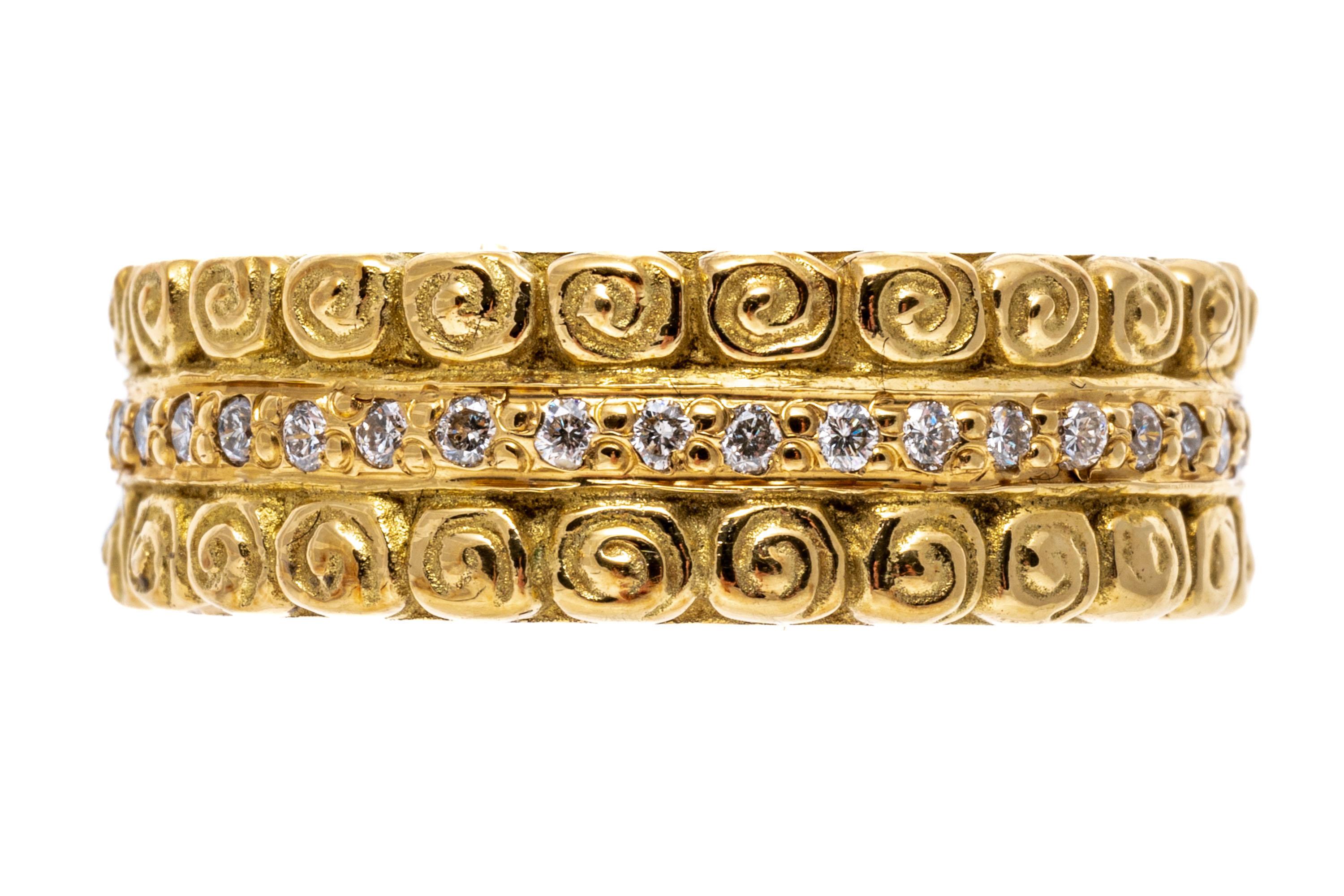 Taille ronde Anneau d'éternité en or jaune 18 carats à motifs de volutes et diamants en vente