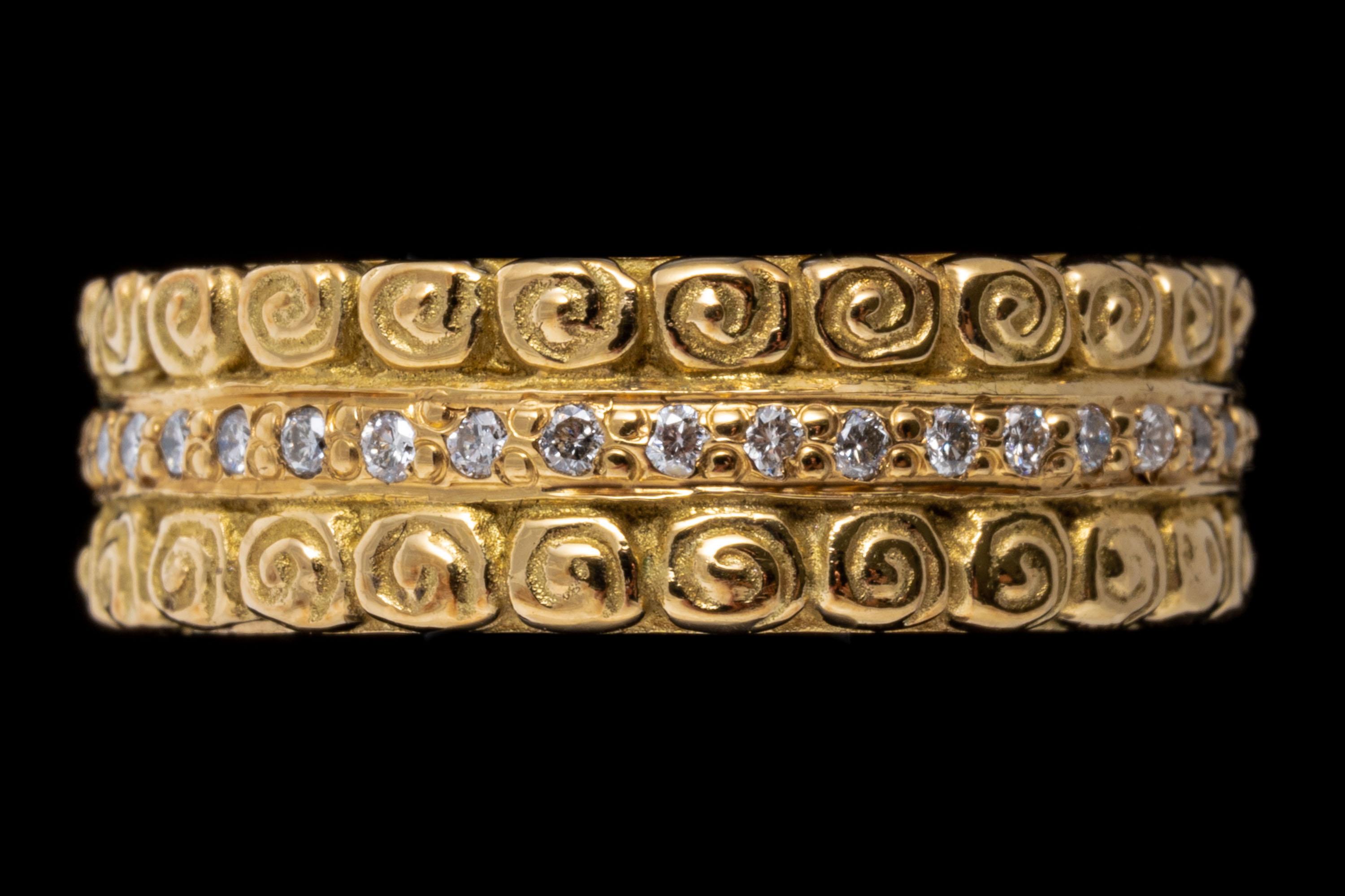 Anneau d'éternité en or jaune 18 carats à motifs de volutes et diamants Pour femmes en vente