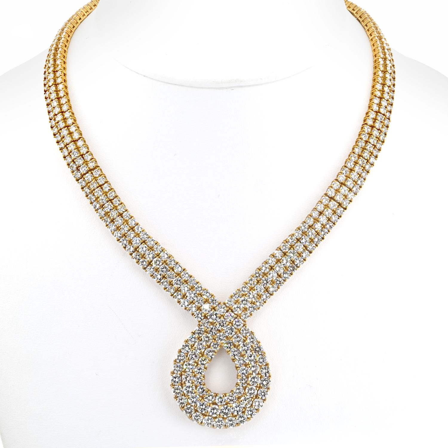 Lassen Sie sich von der Anziehungskraft dieser exquisiten, diamantenen Halskette verzaubern, einer Vision zeitloser Eleganz. 

Die Vorderseite der mit viel Liebe zum Detail aus 18 Karat Gelbgold gefertigten Halskette ist mit drei Reihen von