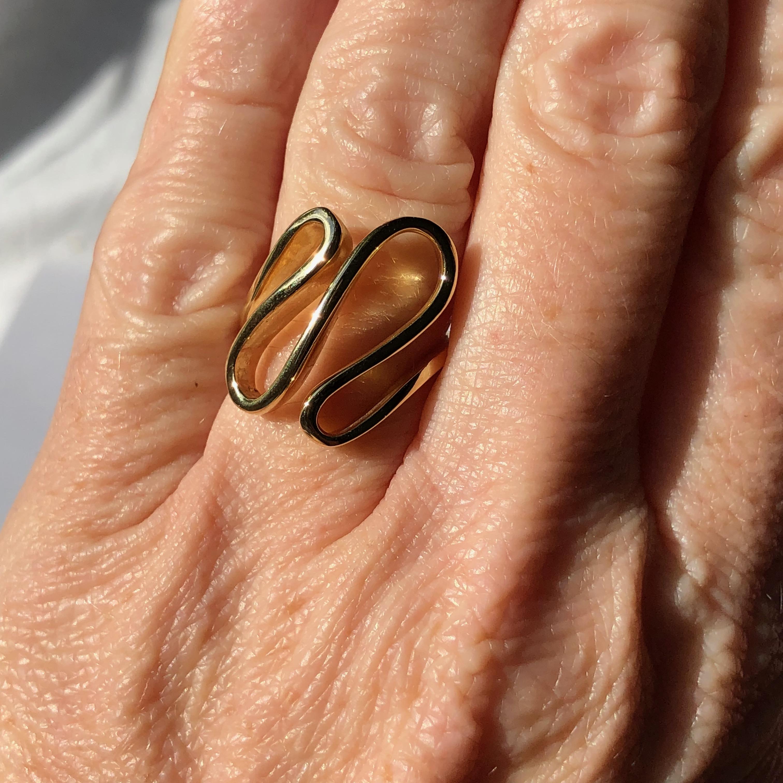 A Stylised Scrolling Length Of Gold Fashioned Into A Fabulous Undulating Ring 

18k Yellow Gold 

Currently Size P This Can be Altered To Your Perfect Size By Our In House Team


We Are Happy To Offer A free Sizing Service With This Piece - The Ring