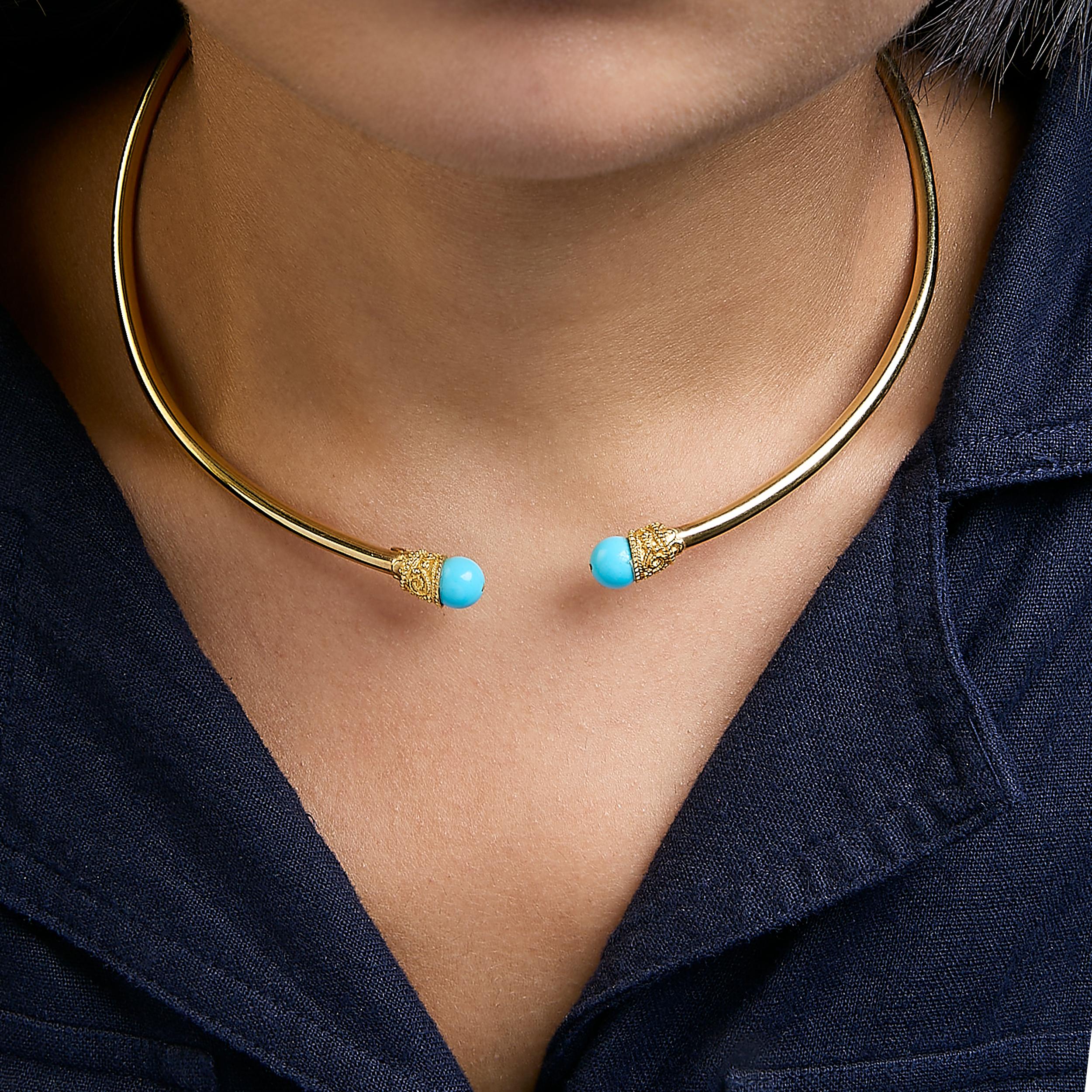 Moderno Collana con collare scolpito in oro giallo 18K e terminali con cabochon di turchese in vendita