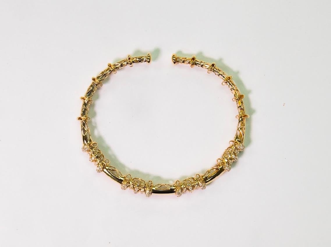 •	Métal : Or jaune 18K 
•	Poids : 11.20gm
•	Pierres précieuses : Diamants naturels
•	Poids total des diamants : 1,08 ct (168 pierres)
•       Diamètre du bracelet : 1+2=8].
Célébration de la forme organique et du style durable, ce bracelet en or