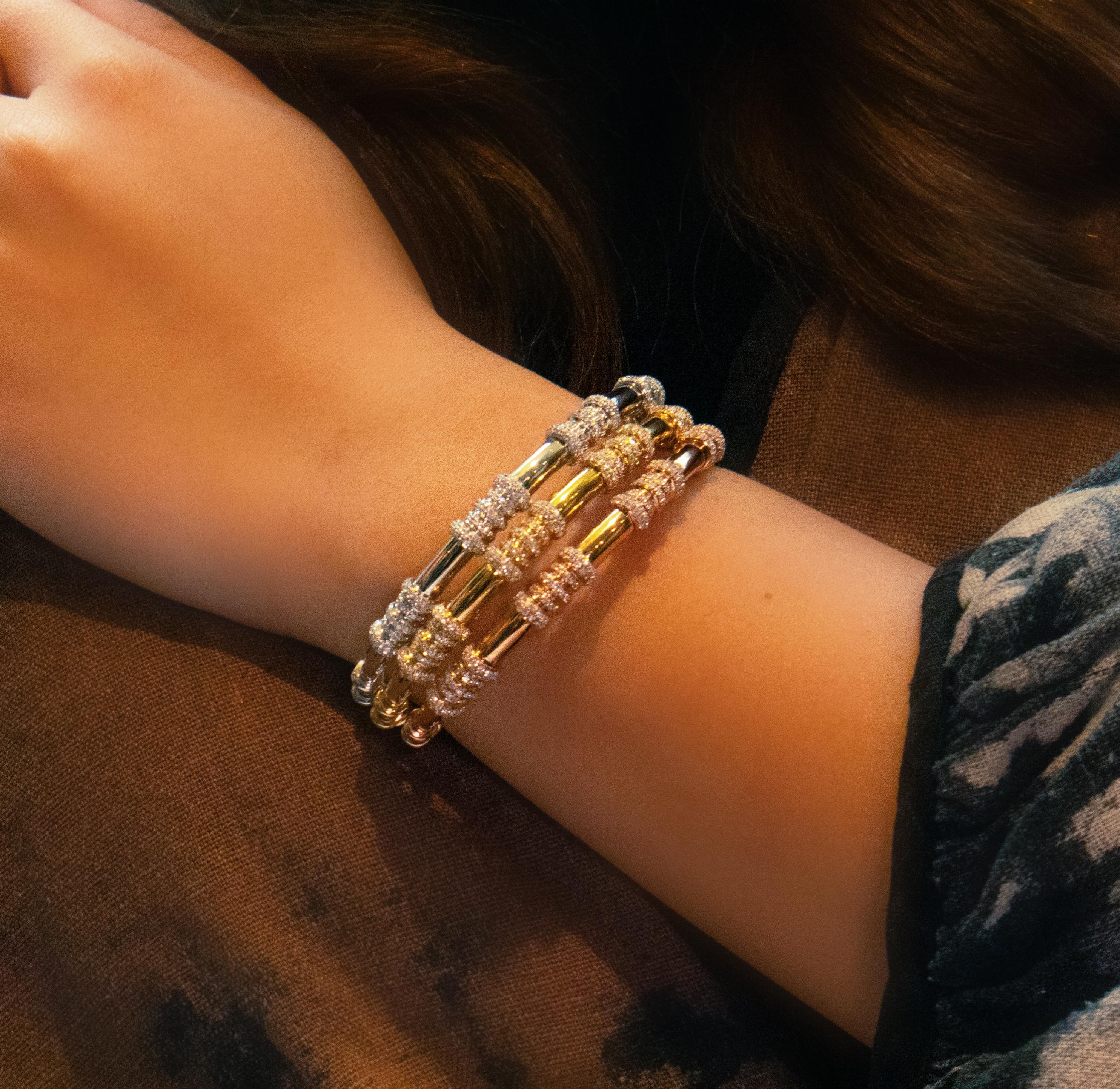 Taille ronde Bracelet jonc IdunnCollection en or jaune 18 carats sculpté avec maillons texturés en vente