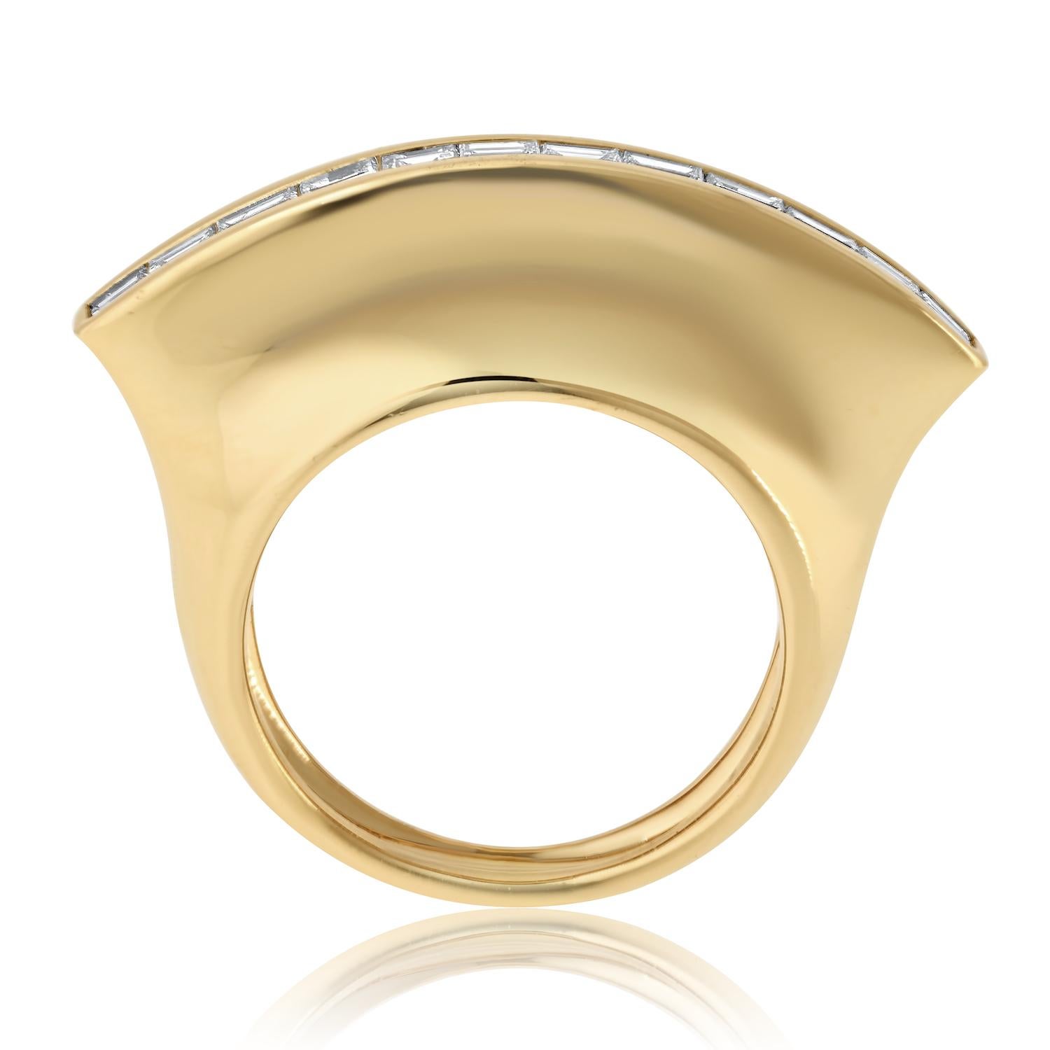 Voici notre superbe bague de cocktail sculpturale en or jaune 18k, faite à la main, de style mohawk. Cette pièce exquise est montée avec 12 diamants baguettes droits totalisant 1,02 carats. Les diamants sont soigneusement sertis pour mettre en