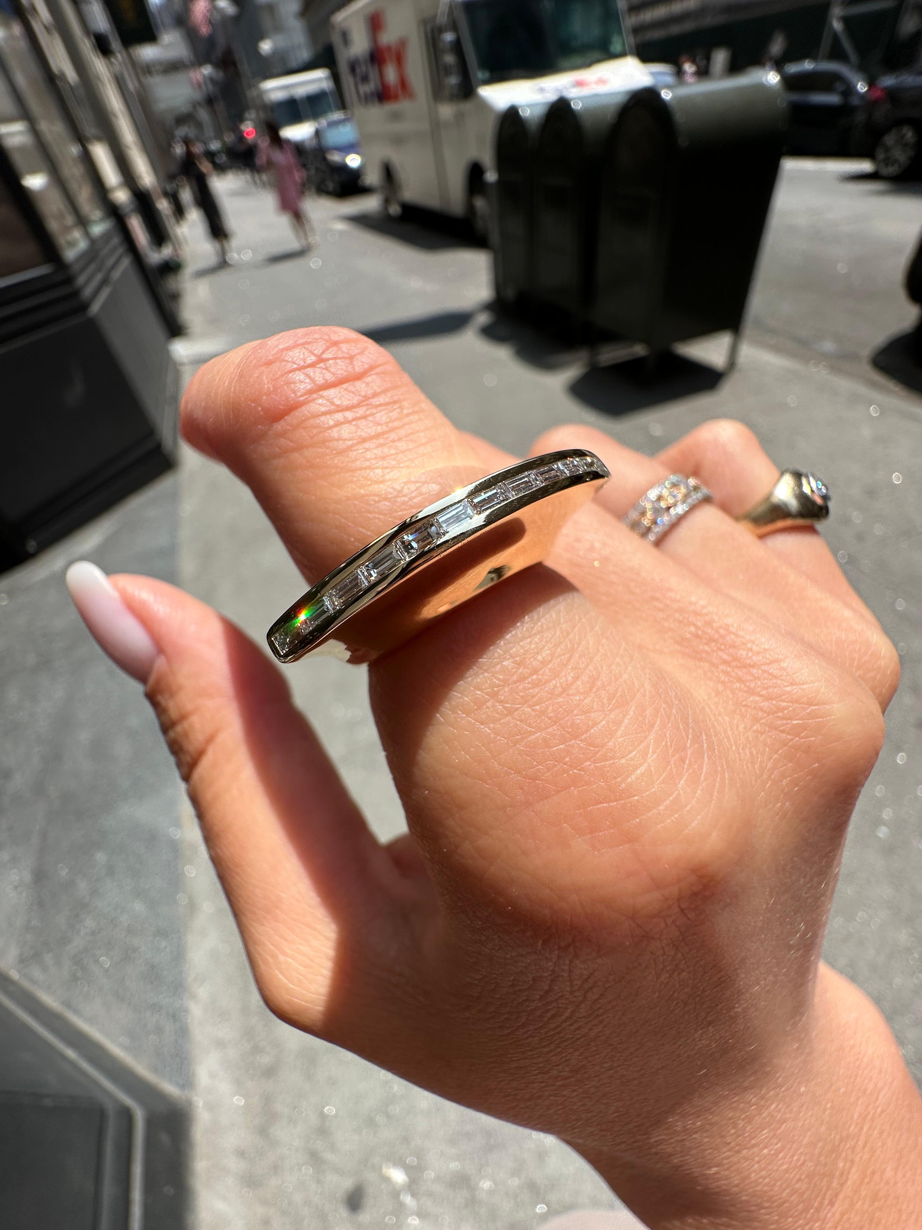 Bague cocktail sculpturale en or jaune 18 carats de style Mohawk avec diamants baguettes en vente 2