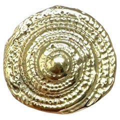 Pendiente espiral de caracol marino de oro amarillo de 18 quilates