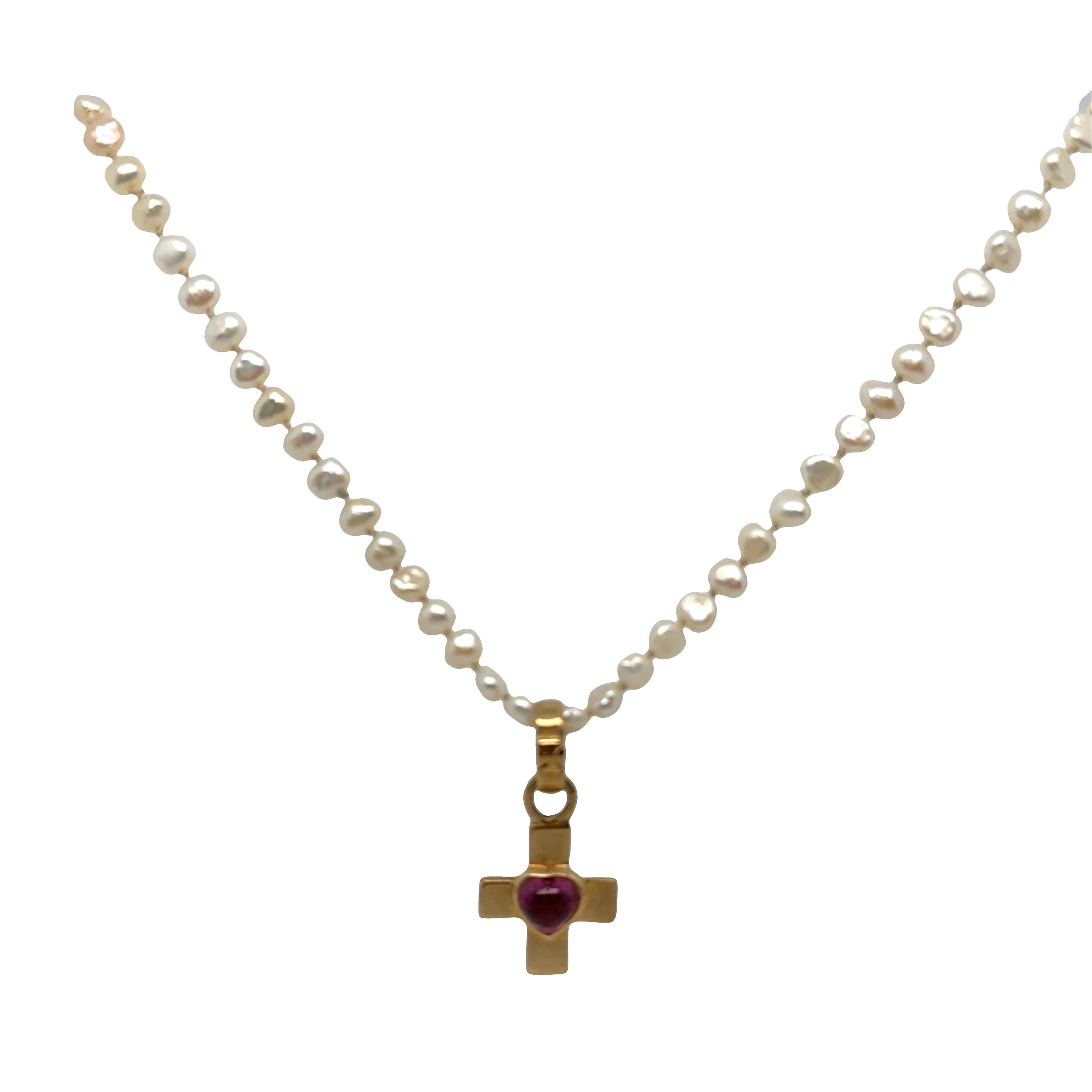 Collar de perlas de collar de oro amarillo de 18 quilates con colgante de cruz de turmalina rosa en forma de corazón en venta 5