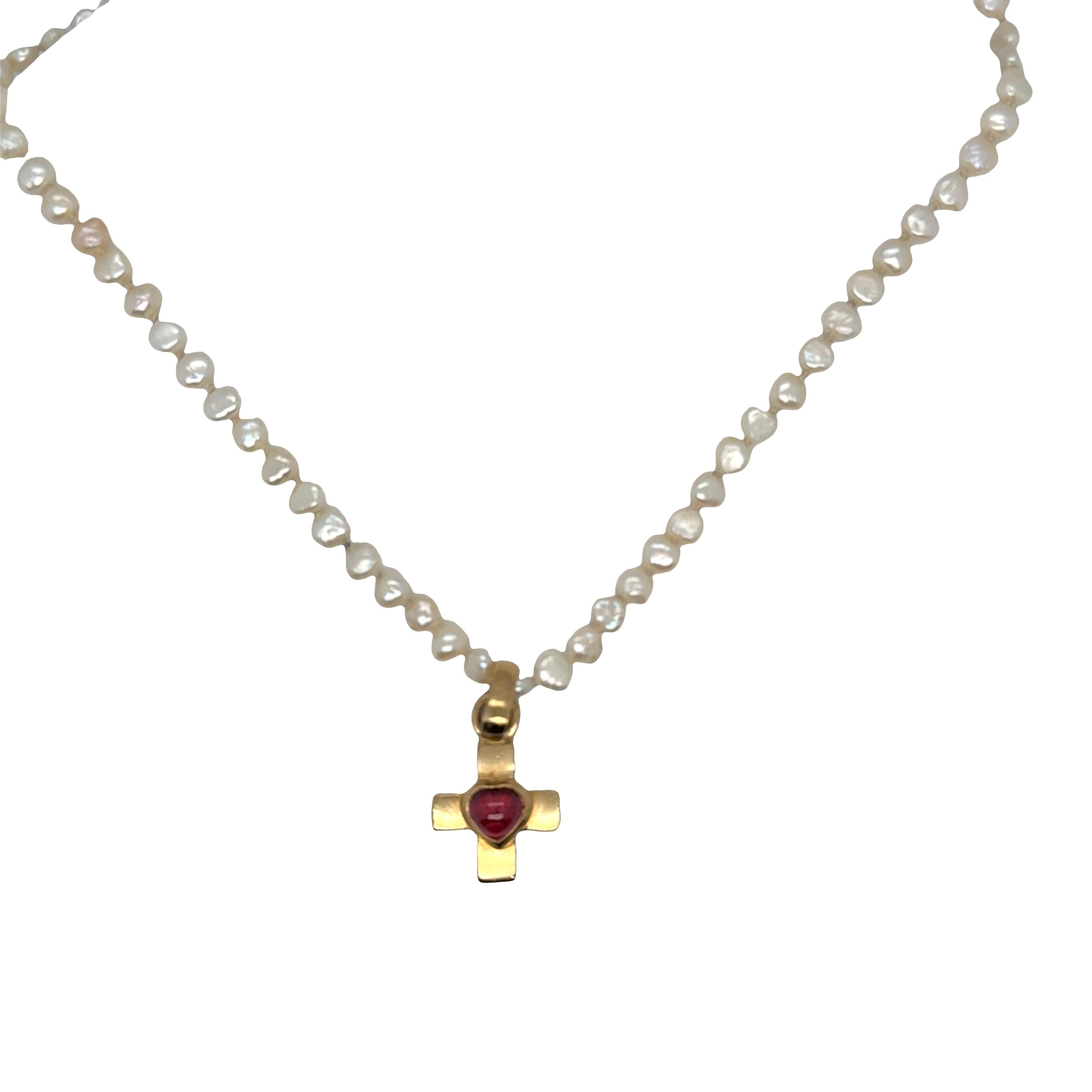 Collar de perlas de collar de oro amarillo de 18 quilates con colgante de cruz de turmalina rosa en forma de corazón en Excelente estado para la venta en beverly hills, CA
