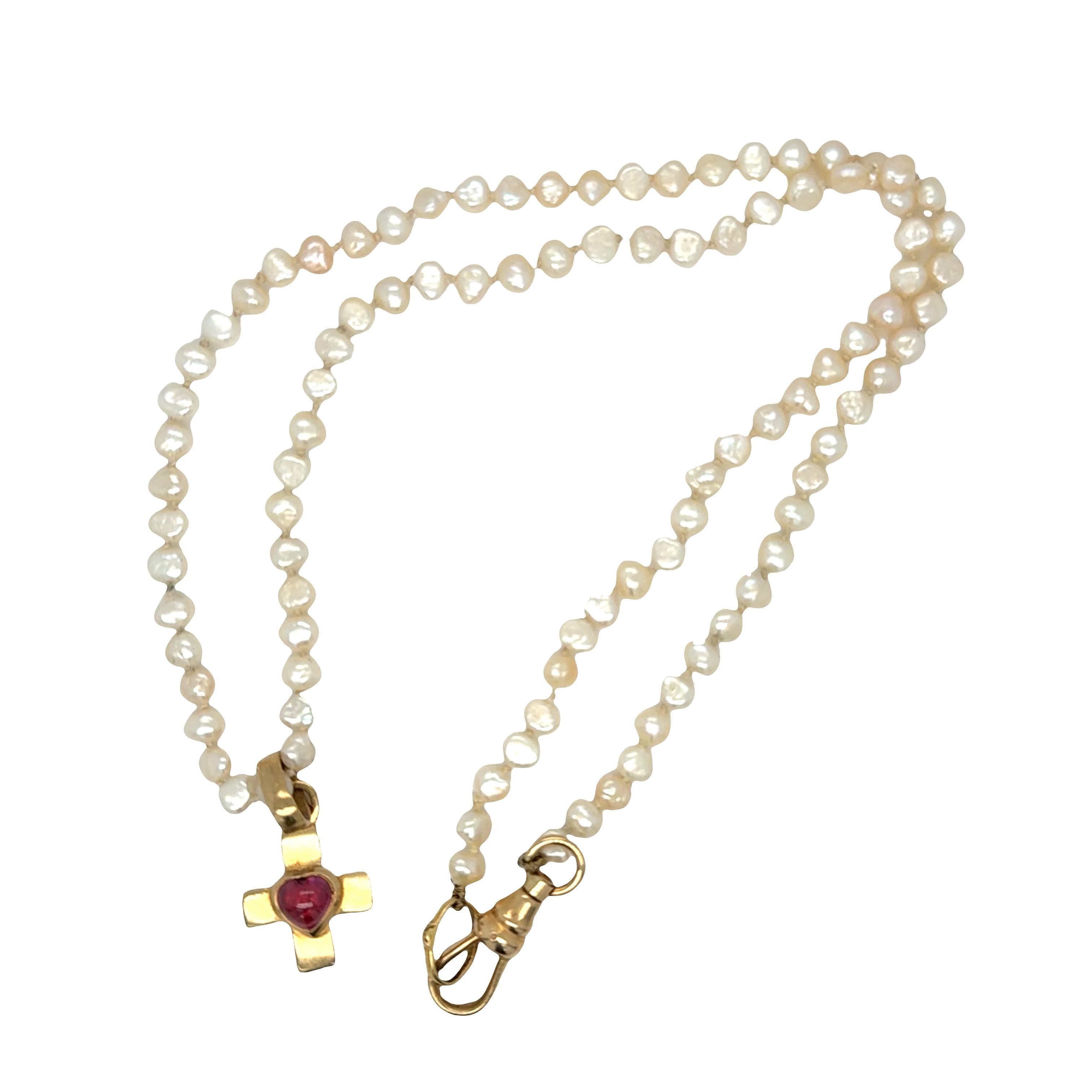 Femenino o masculino Collar de perlas de collar de oro amarillo de 18 quilates con colgante de cruz de turmalina rosa en forma de corazón en venta