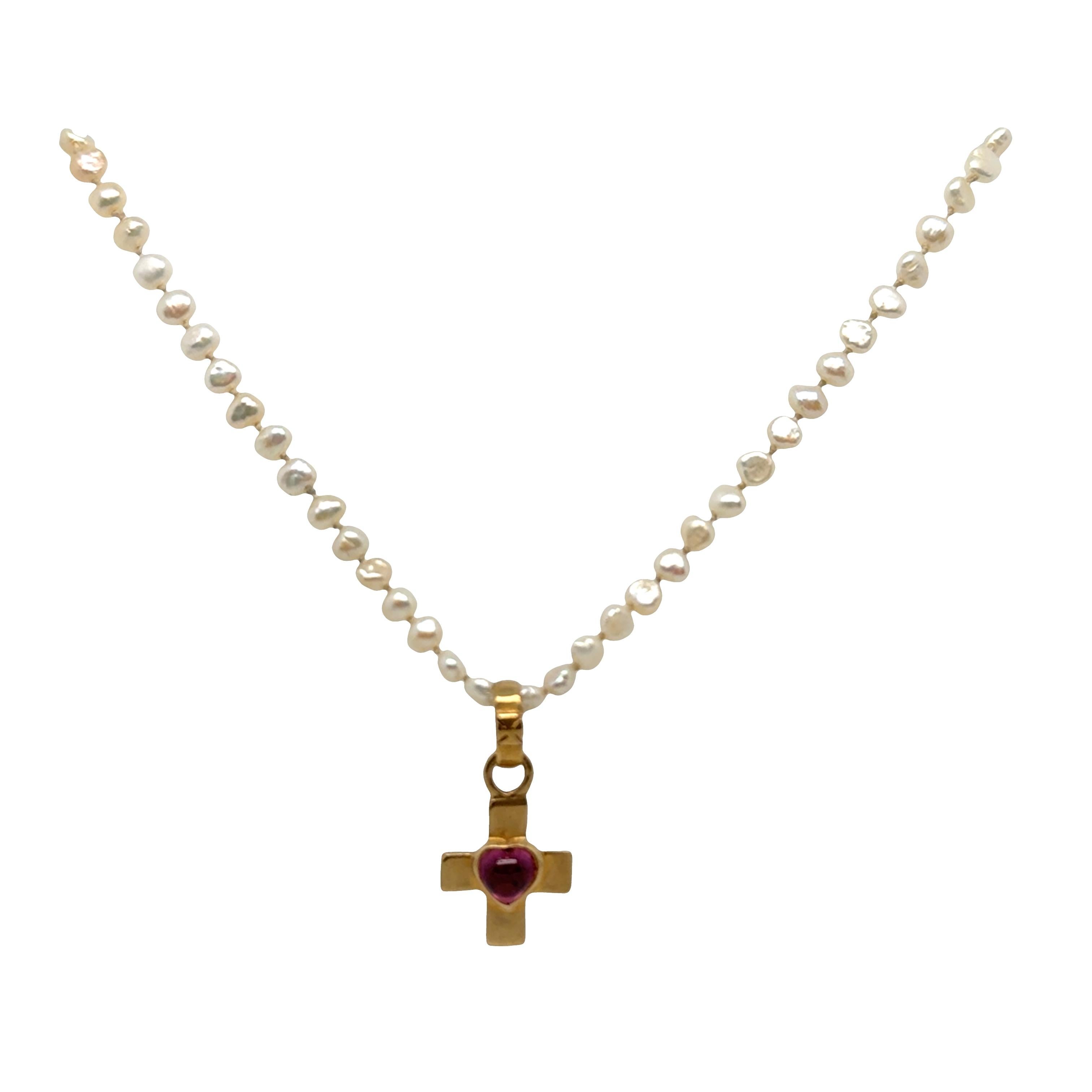 Collar de perlas de collar de oro amarillo de 18 quilates con colgante de cruz de turmalina rosa en forma de corazón en venta 1