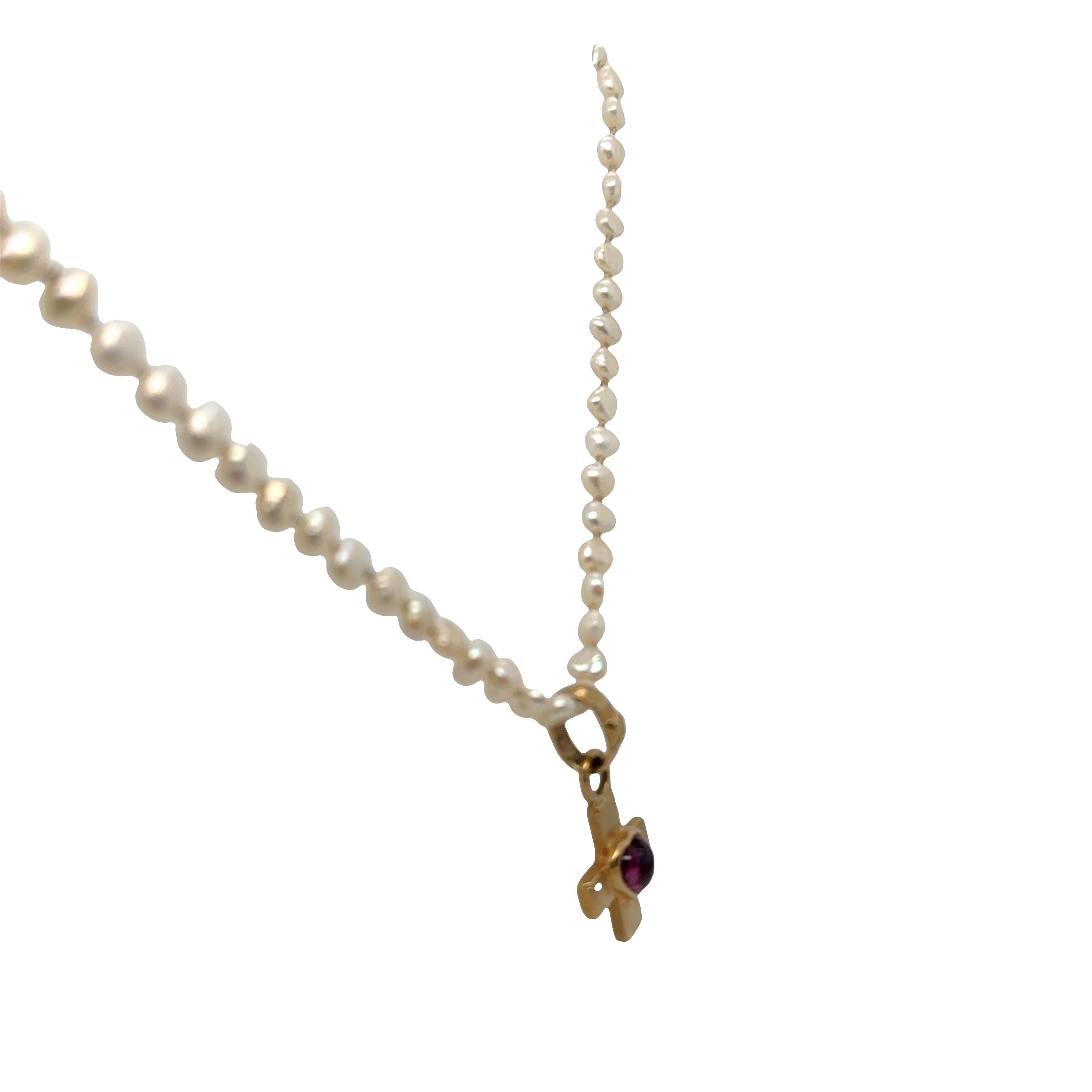 Collar de perlas de collar de oro amarillo de 18 quilates con colgante de cruz de turmalina rosa en forma de corazón en venta 4
