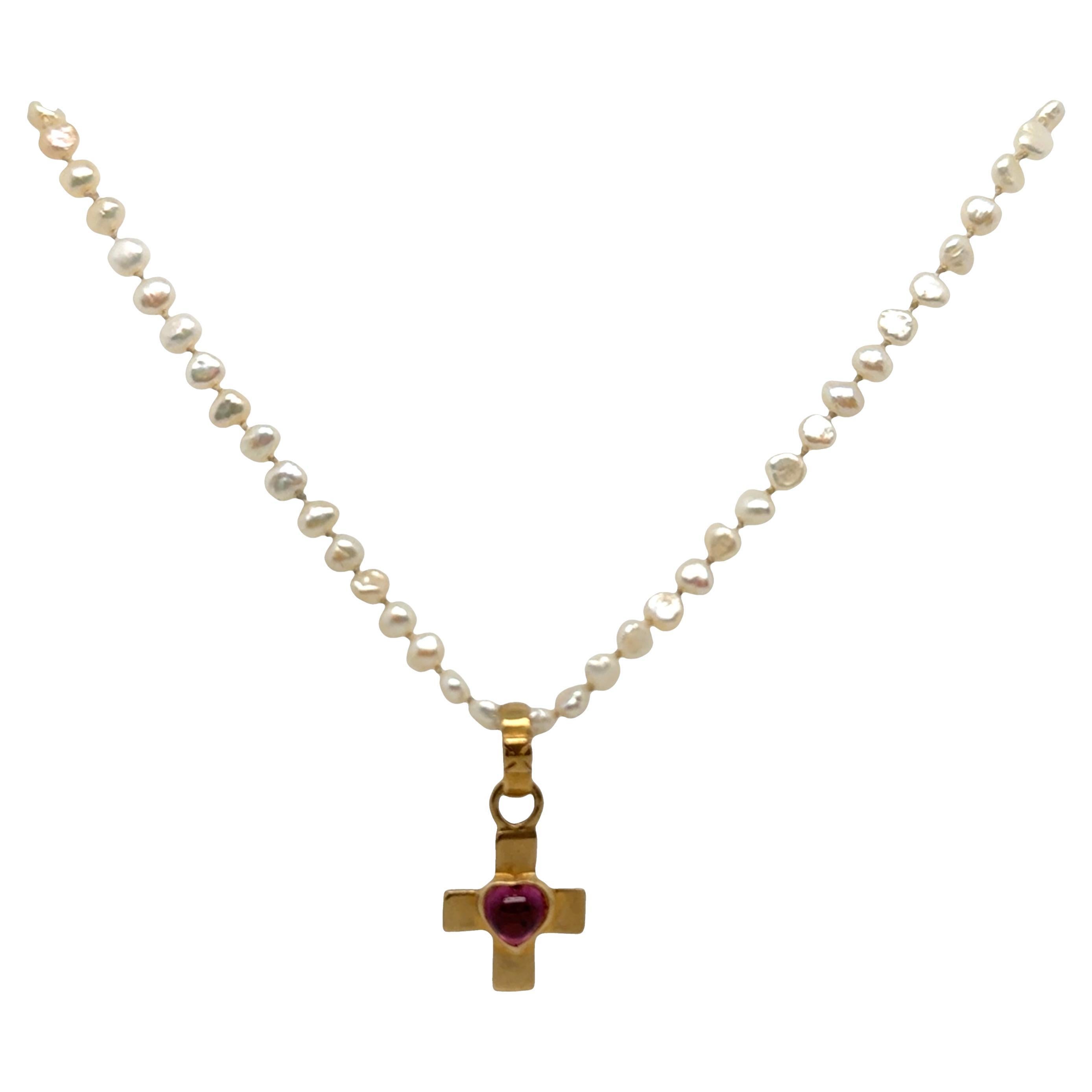 Collar de perlas de collar de oro amarillo de 18 quilates con colgante de cruz de turmalina rosa en forma de corazón en venta