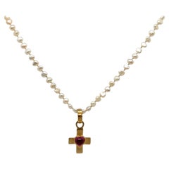 Collar de perlas de collar de oro amarillo de 18 quilates con colgante de cruz de turmalina rosa en forma de corazón