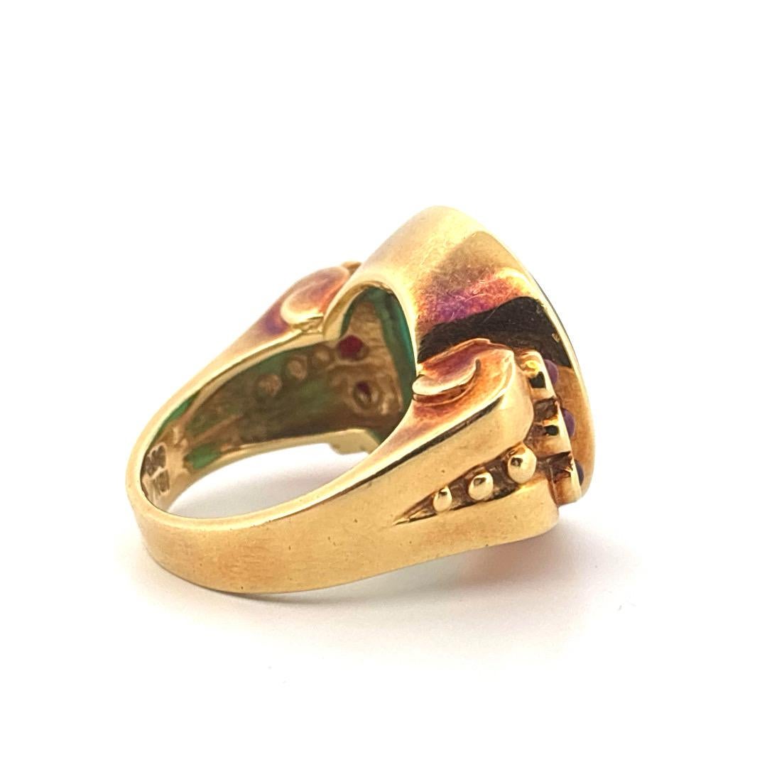 Rinascimento Anello SeidenGang in oro giallo 18K con agata verde e rubino cabochon Misura 6,5 in vendita
