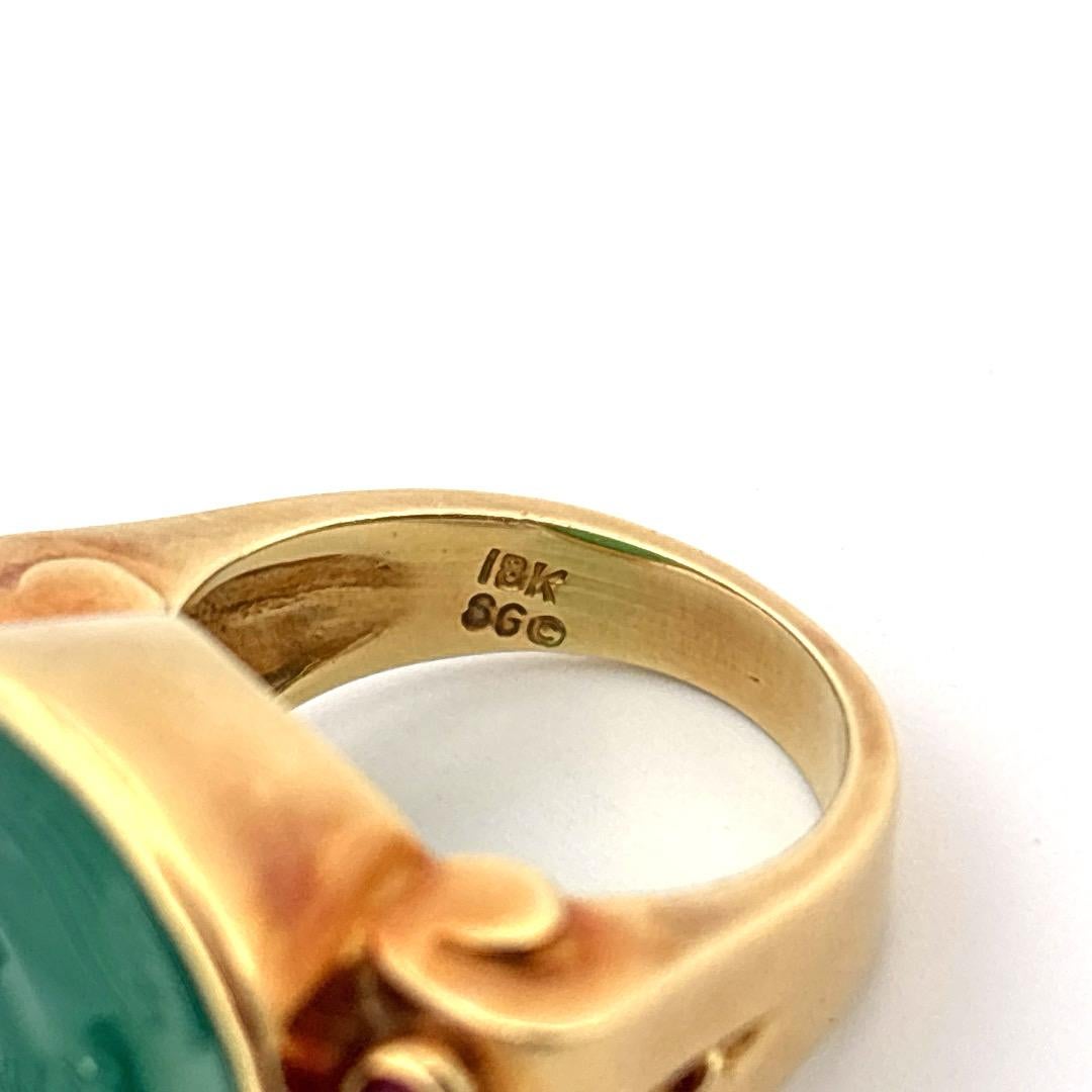 Anello SeidenGang in oro giallo 18K con agata verde e rubino cabochon Misura 6,5 In condizioni buone in vendita a Sewickley, PA