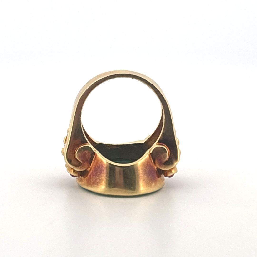 da uomo o donna Anello SeidenGang in oro giallo 18K con agata verde e rubino cabochon Misura 6,5 in vendita
