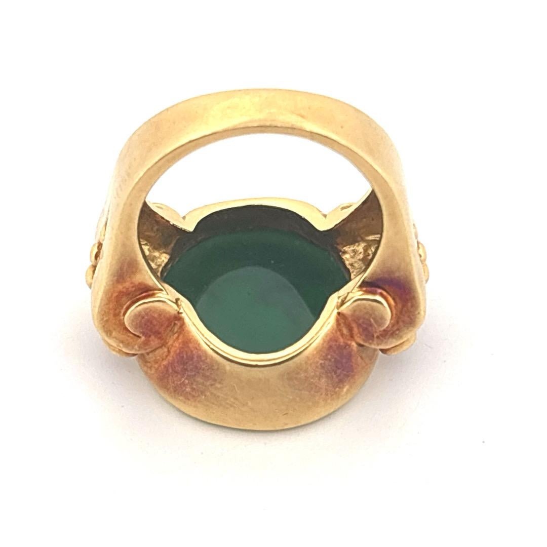 Anello SeidenGang in oro giallo 18K con agata verde e rubino cabochon Misura 6,5 in vendita 1