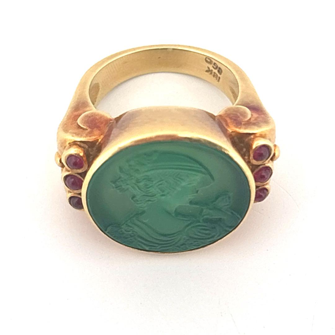 Anello SeidenGang in oro giallo 18K con agata verde e rubino cabochon Misura 6,5 in vendita 2