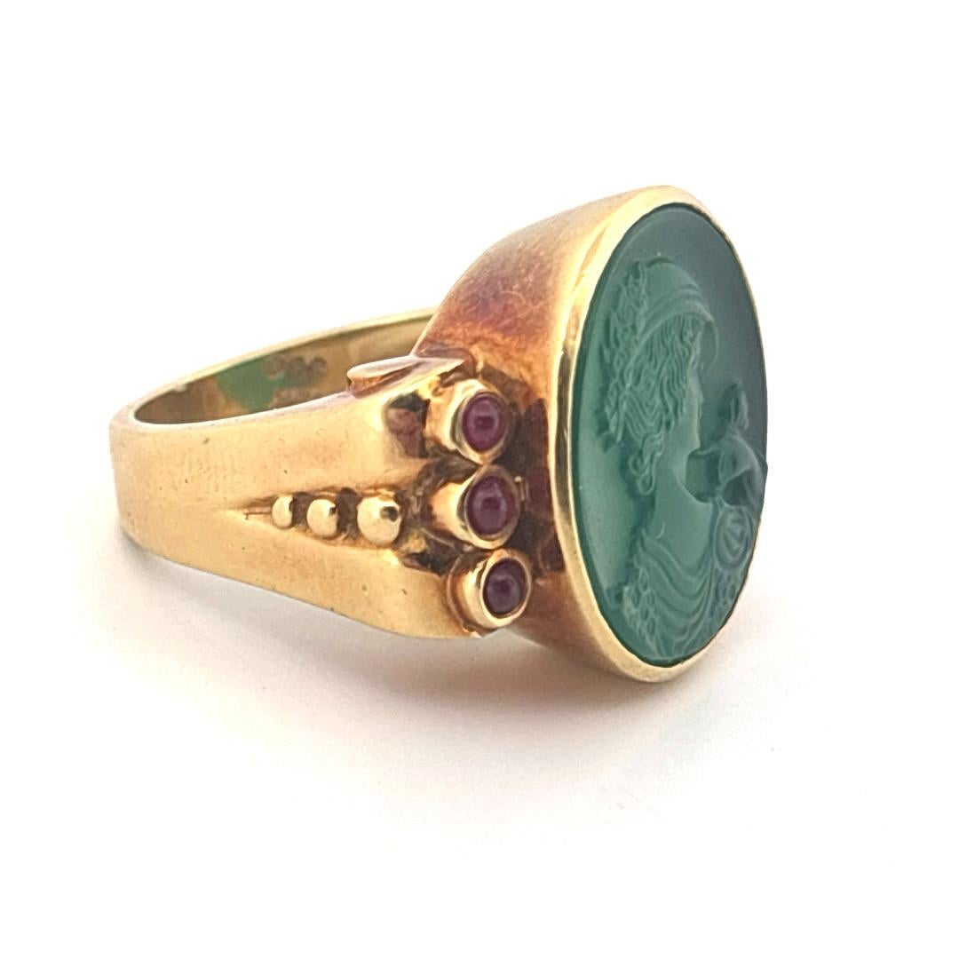 Anello SeidenGang in oro giallo 18K con agata verde e rubino cabochon Misura 6,5 in vendita 3