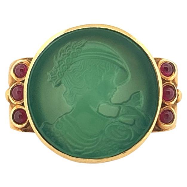 Anello SeidenGang in oro giallo 18K con agata verde e rubino cabochon Misura 6,5 in vendita