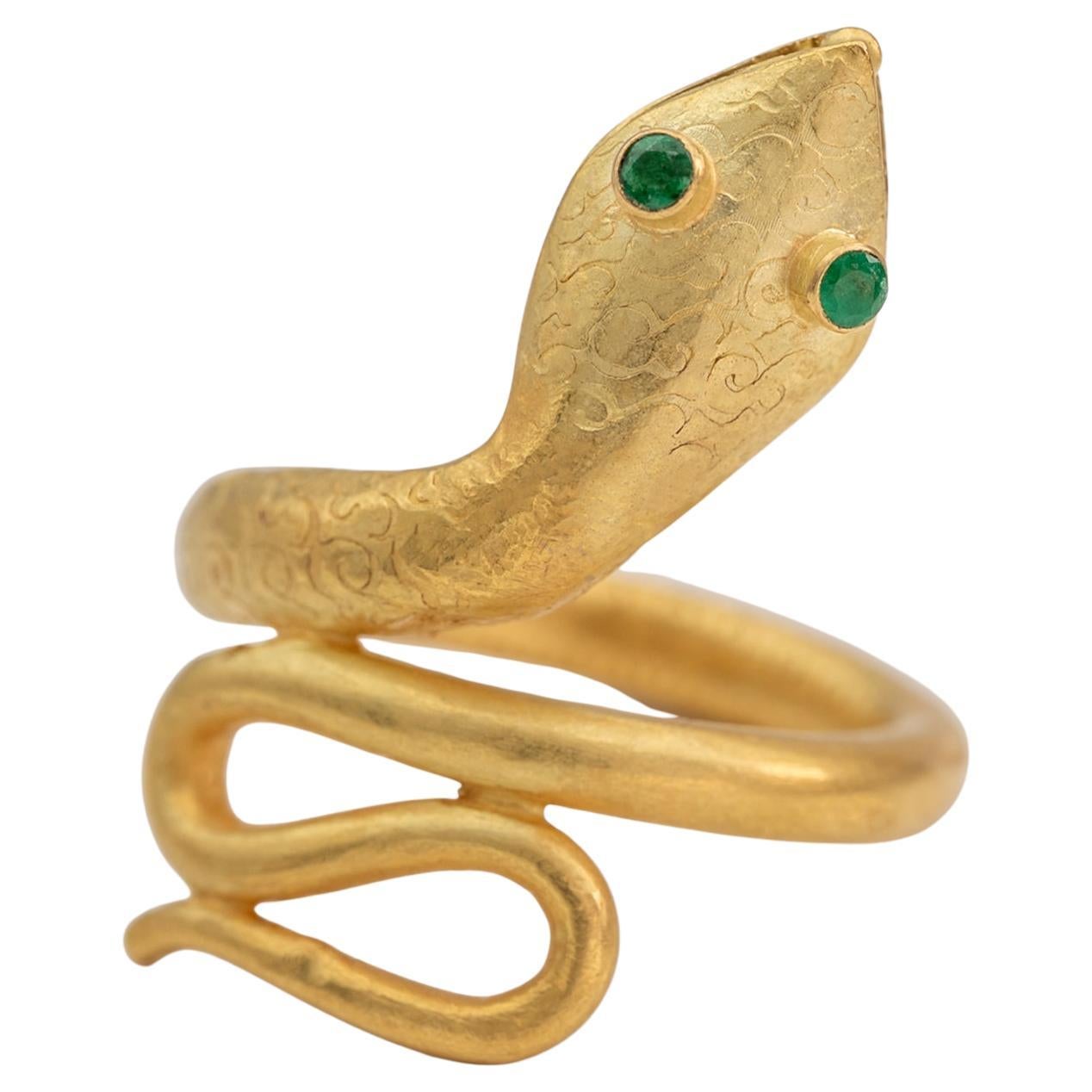Schlangenring aus 18K Gelbgold mit Smaragd-Augen im Angebot