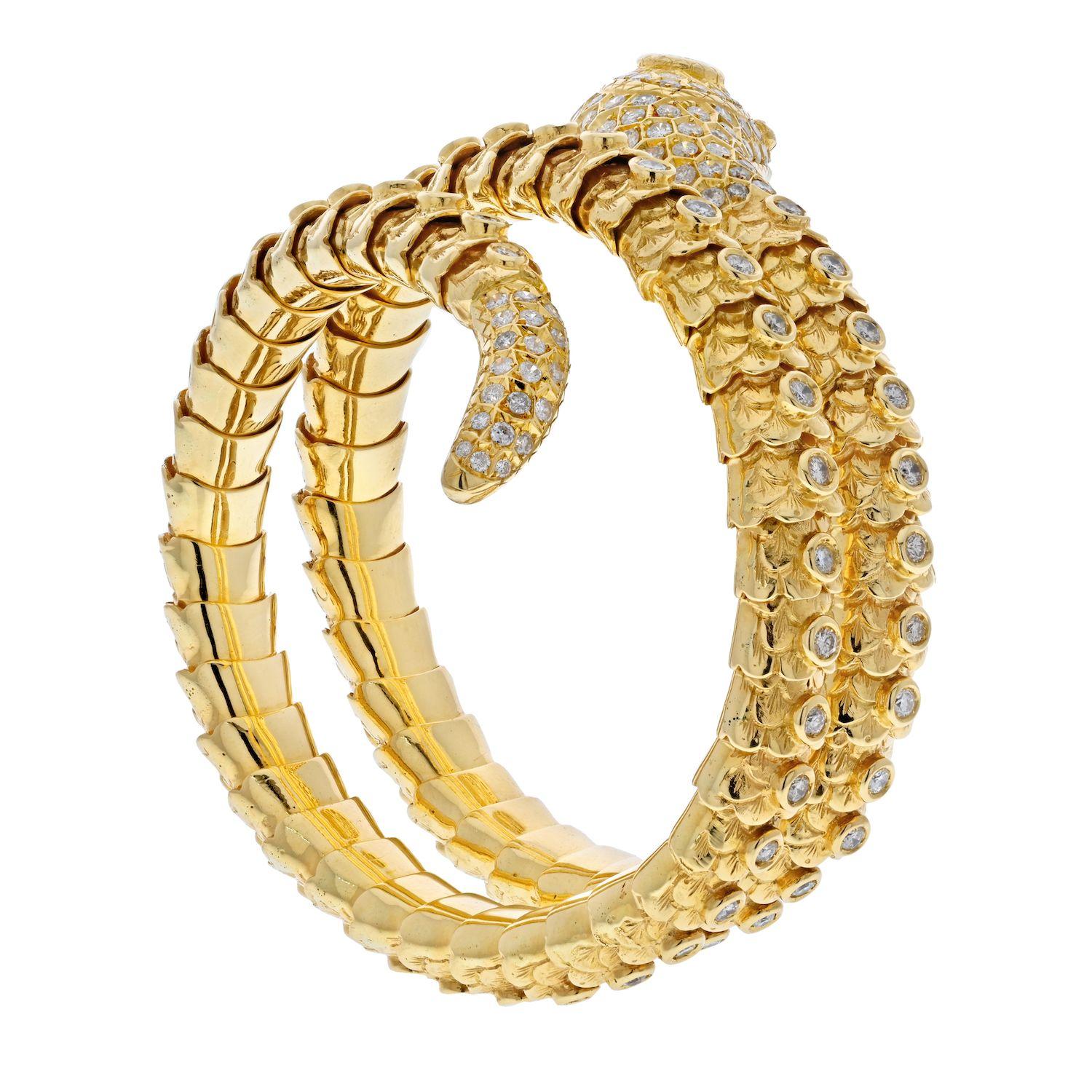 Bracelet en or jaune 18 carats serpent entouré de diamants.

Il s'agit d'un magnifique bracelet enveloppant serpent en or jaune 18 carats. Ce serpent a une personnalité mignonne avec une petite langue espiègle qui sort de sa bouche, des yeux verts