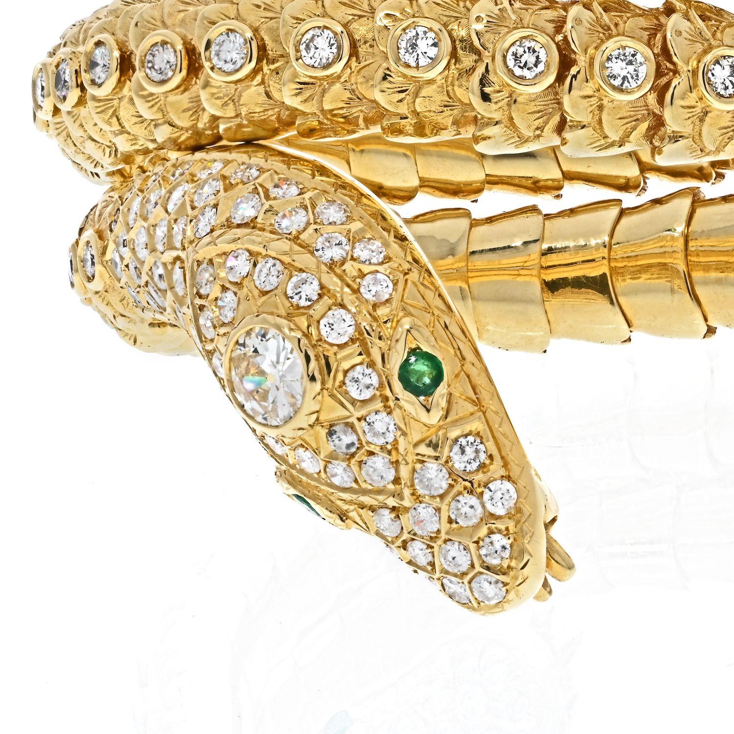 Moderne Bracelet serpent enveloppant en or jaune 18 carats entouré de diamants en vente