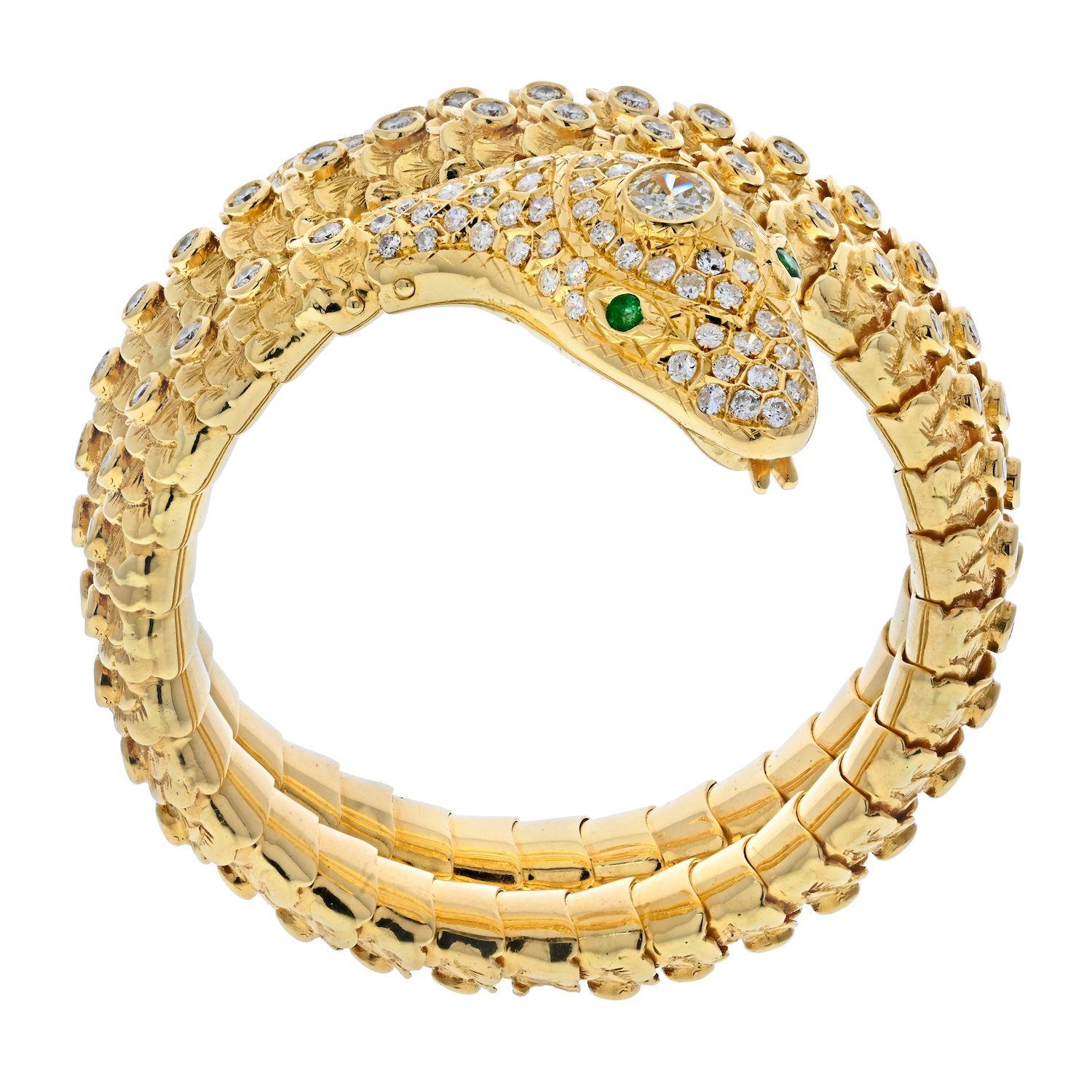 Taille ronde Bracelet serpent enveloppant en or jaune 18 carats entouré de diamants en vente