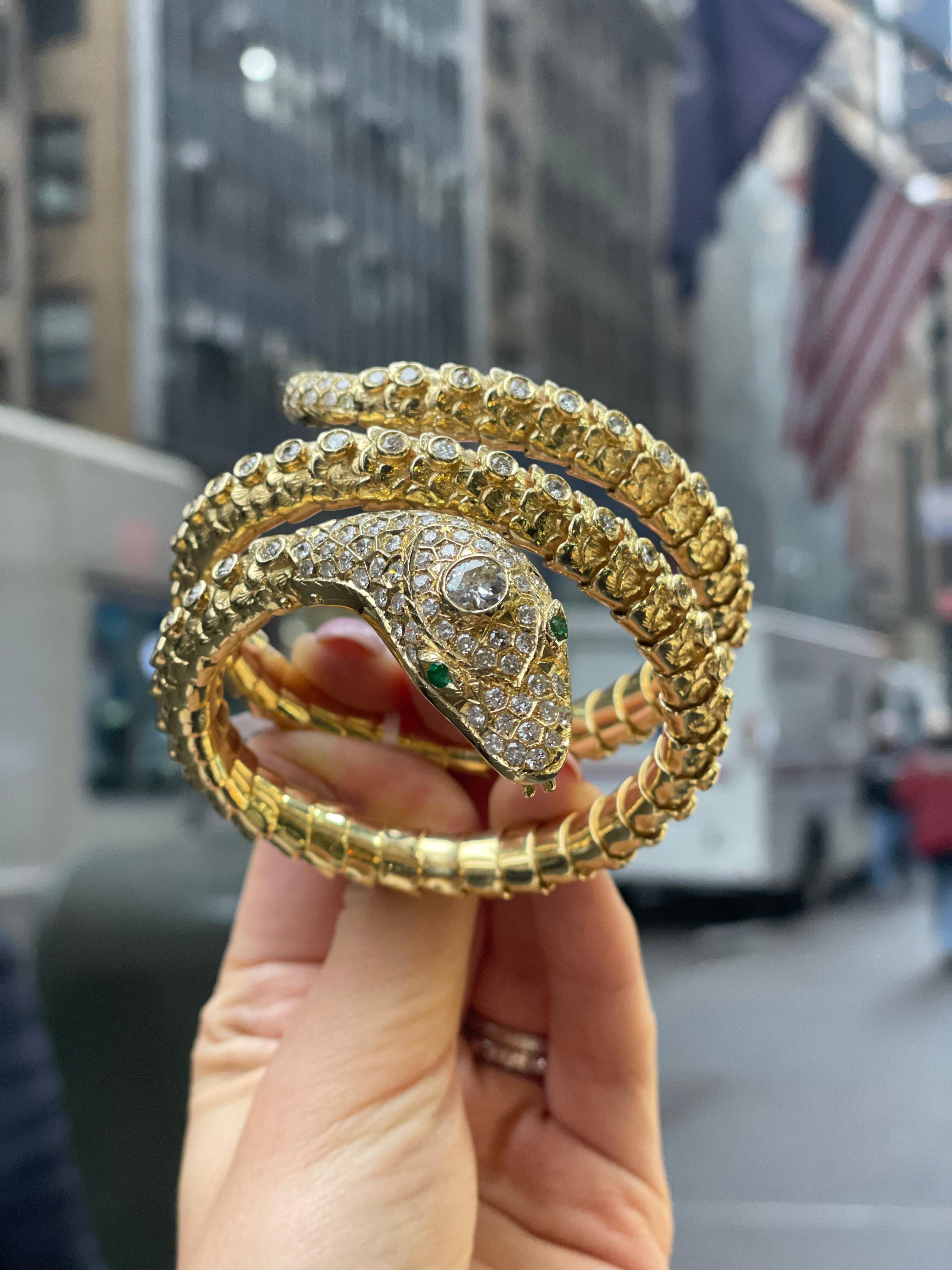 Bracelet serpent enveloppant en or jaune 18 carats entouré de diamants Excellent état - En vente à New York, NY