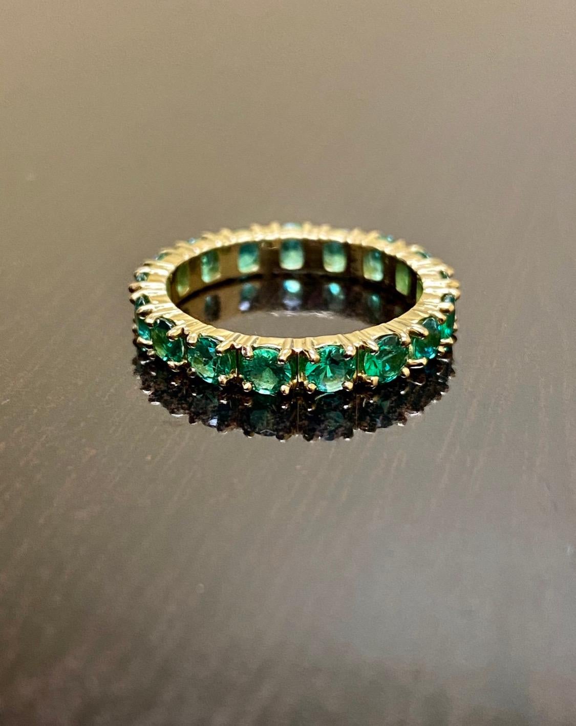 Art Deco 18K Yellow Gold Shared Prong Round Emerald Eternity Engagement Band For Sale