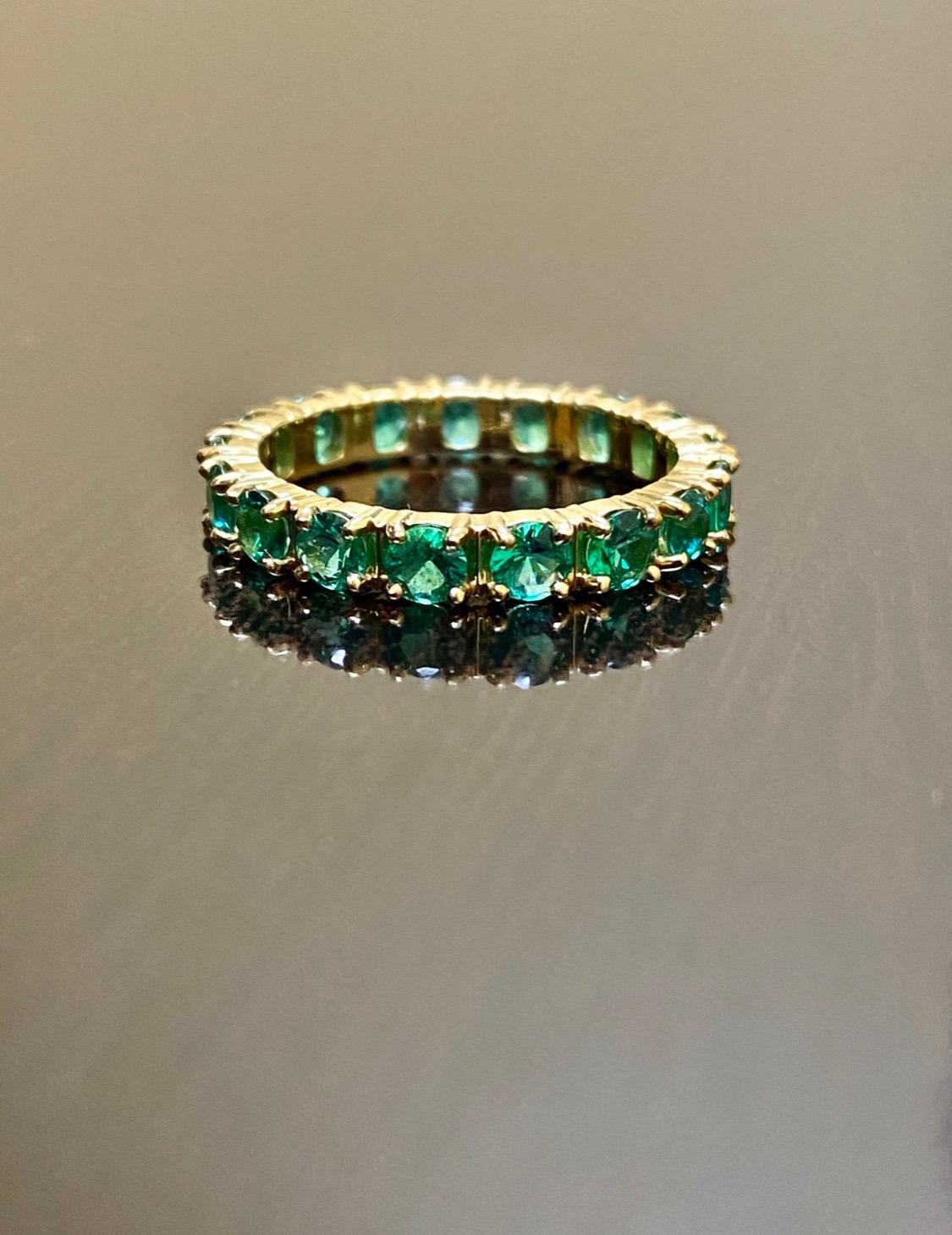 Round Cut 18K Yellow Gold Shared Prong Round Emerald Eternity Engagement Band For Sale