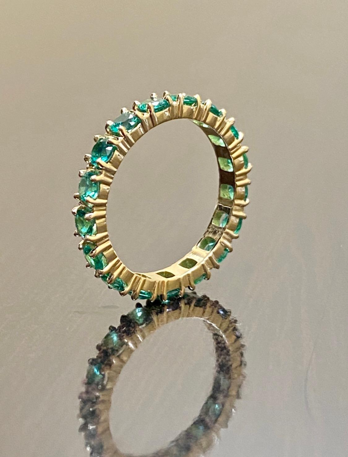 18K Yellow Gold Shared Prong Round Emerald Eternity Engagement Band In New Condition For Sale In Los Angeles, CA
