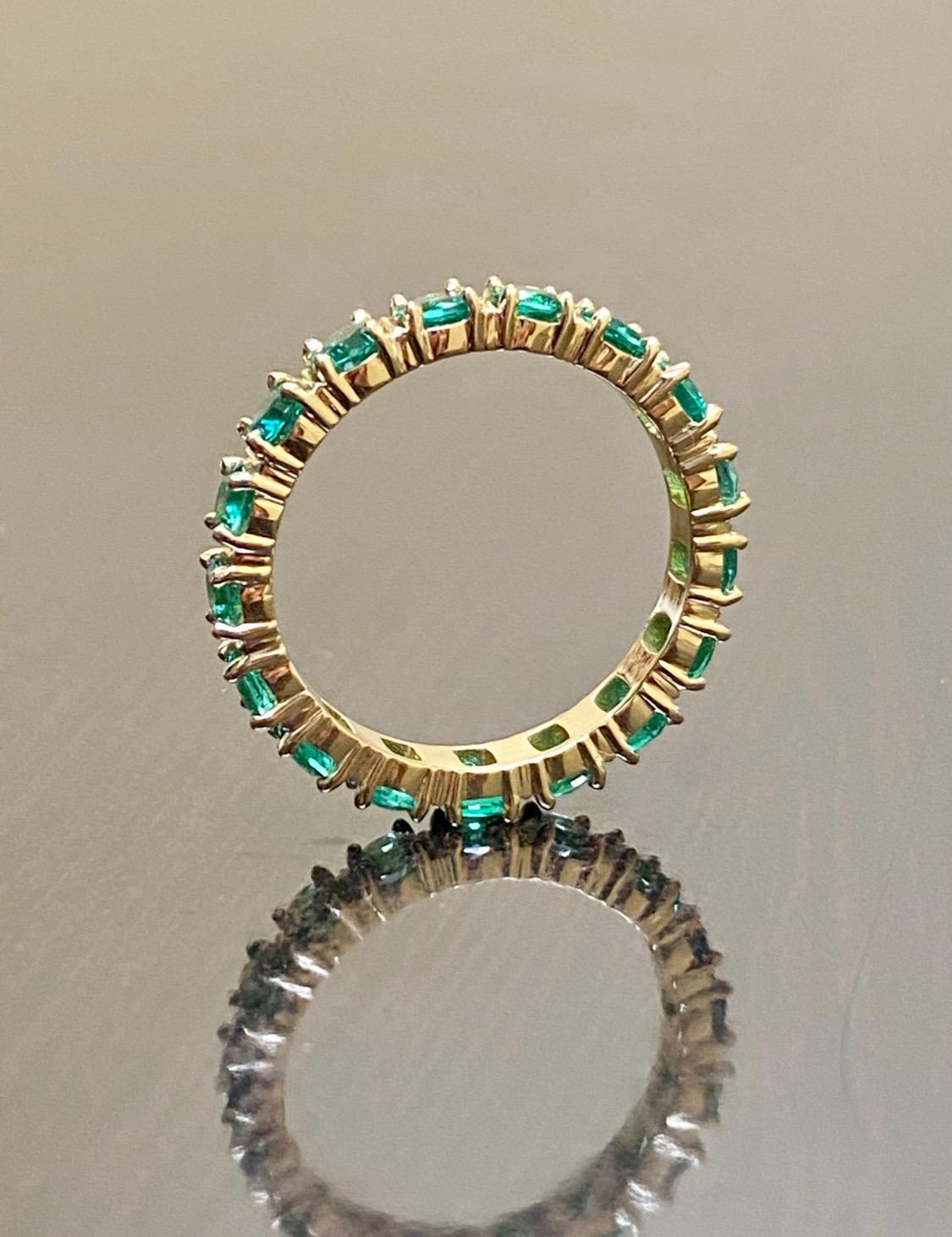 Verlobungsring aus 18 Karat Gelbgold mit rundem Smaragd und Shared-Ring Damen im Angebot