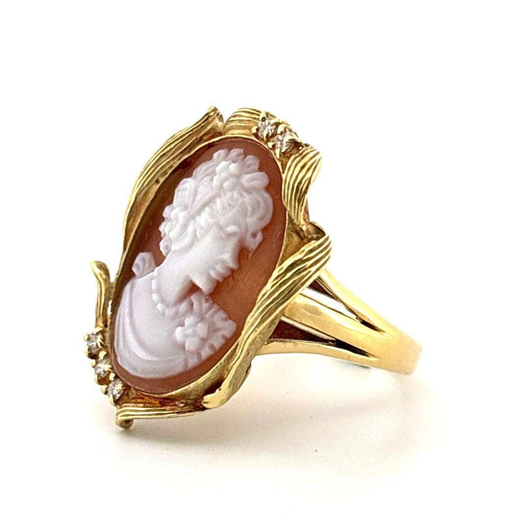 18K Gelbgold Shell Cameo 0,10 Karat Diamant Ring (Retro) im Angebot
