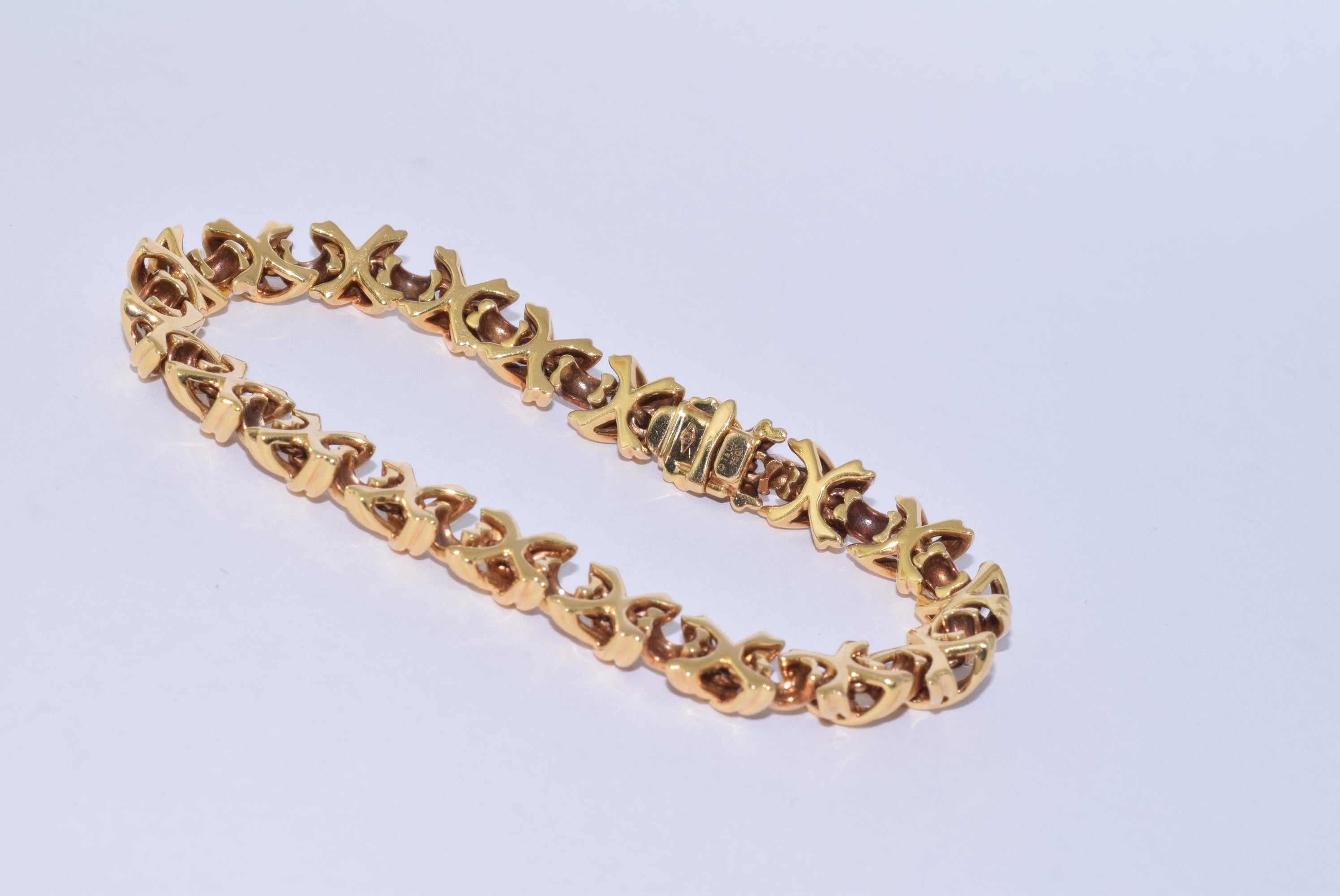 18 Karat Yellow Gold Signature X Bracelet by Tiffany & Co.

A classic signature X link bracelet in 18 karat yellow gold is stamped T & Co. 8mm width, 7 inch length. 28.2 grams.