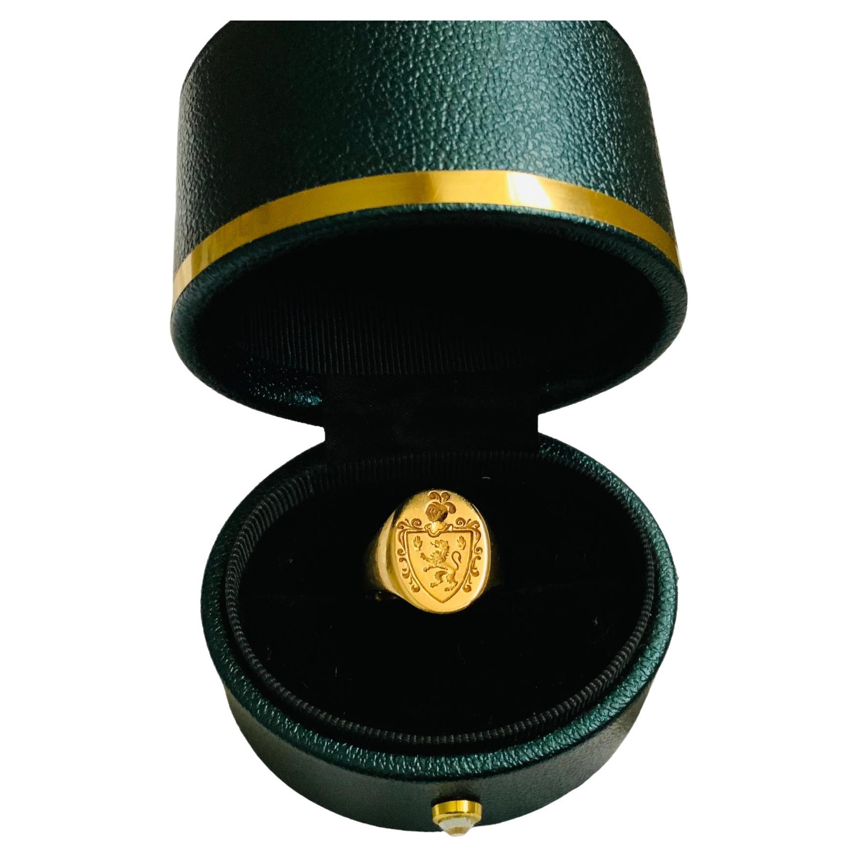 18K Yellow Gold Signet Heraldic Ring For Sale at 1stDibs
