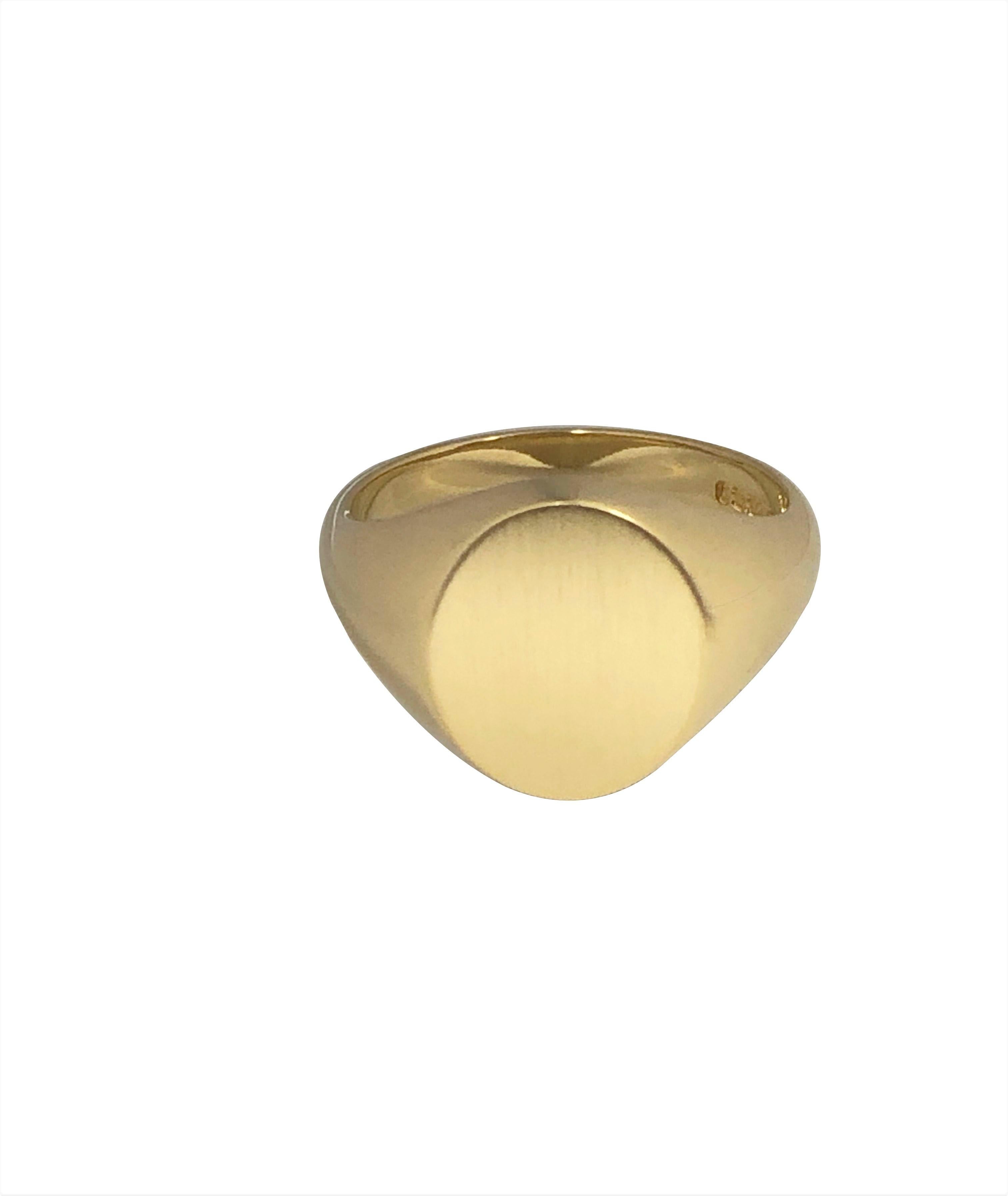 Anello Signet in oro giallo 18 carati di Charles Green & Sons del 1990, la parte superiore misura 1/2 X 1/2 di pollice, la struttura è solida e spessa e pesa 13,8 grammi. Misura del dito 9 3/4.