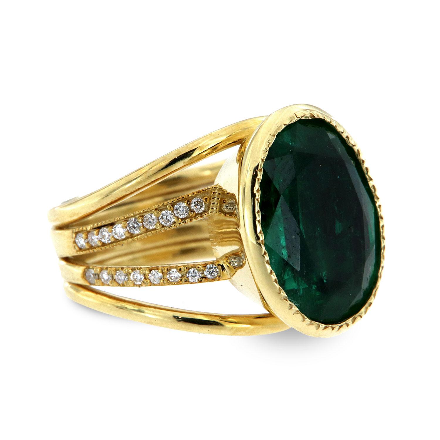 Oval Cut GIA Certified 9.15 Carat Oval Green Emerald 18K Yellow Gold Diamond Ring  For Sale