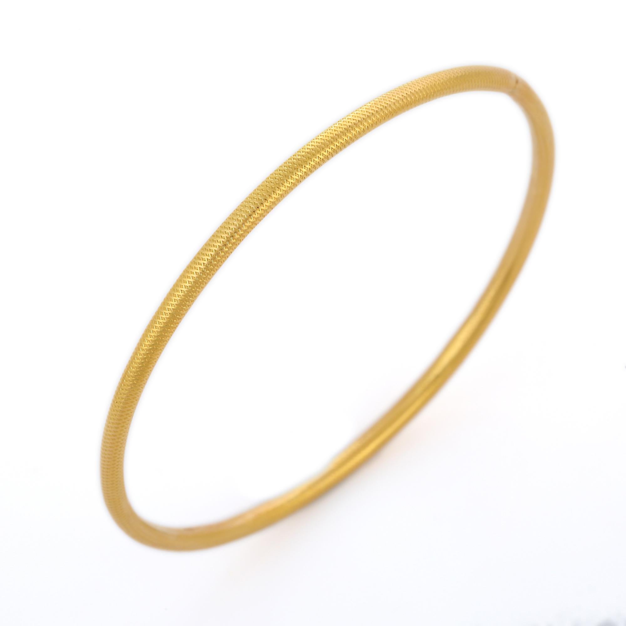 Bracelet jonc simple en or jaune 18 carats  Pour femmes en vente