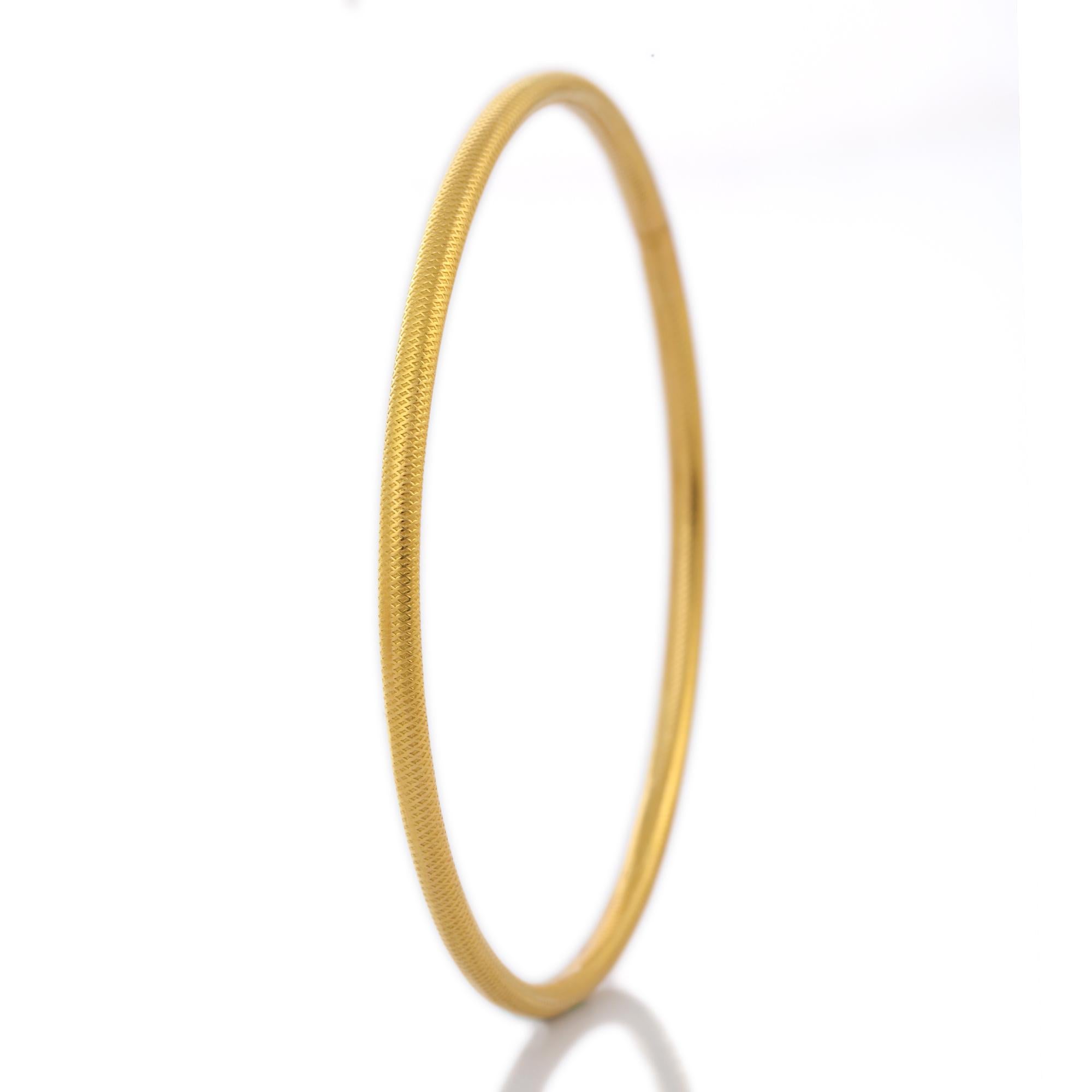 18K Yellow Gold Simple Bangle  In New Condition For Sale In Houston, TX