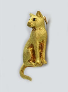 18 Karat Gold Sitting House Cat Lapel Pin with Blue Sapphire Eyes 17.3 Grams