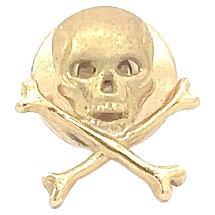 18k Yellow Gold Skull and Bones Lapel Pin / Tie Tack For Sale