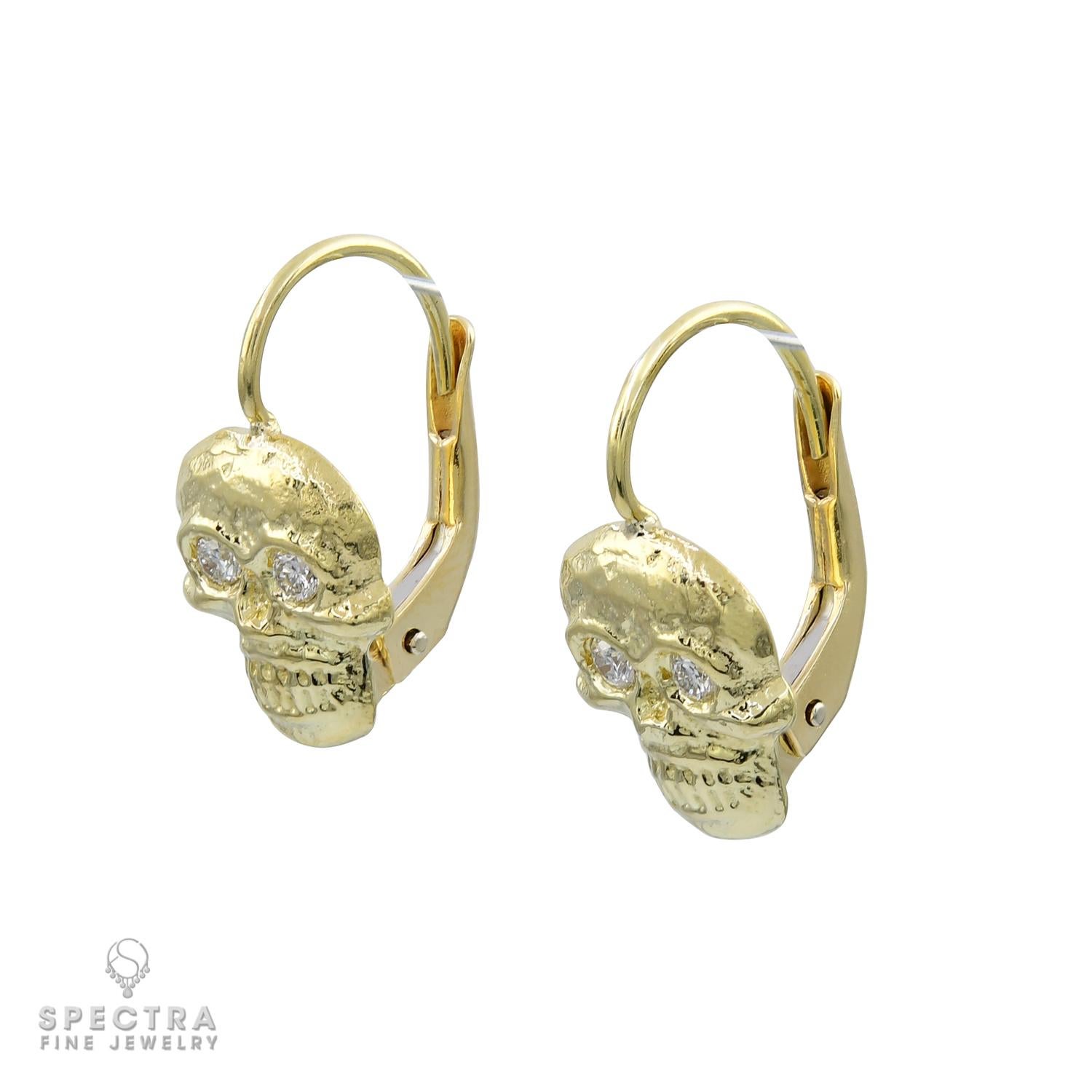Diese hübschen Ohrringe mit einzigartigen Totenkopfmotiven sind aus glänzendem 18-karätigem Gelbgold gefertigt, wiegen insgesamt 4,80 Gramm und sind ca. 0,5 Zoll lang. Die detaillierten Totenköpfe sind so gestaltet, dass sie elegant von den